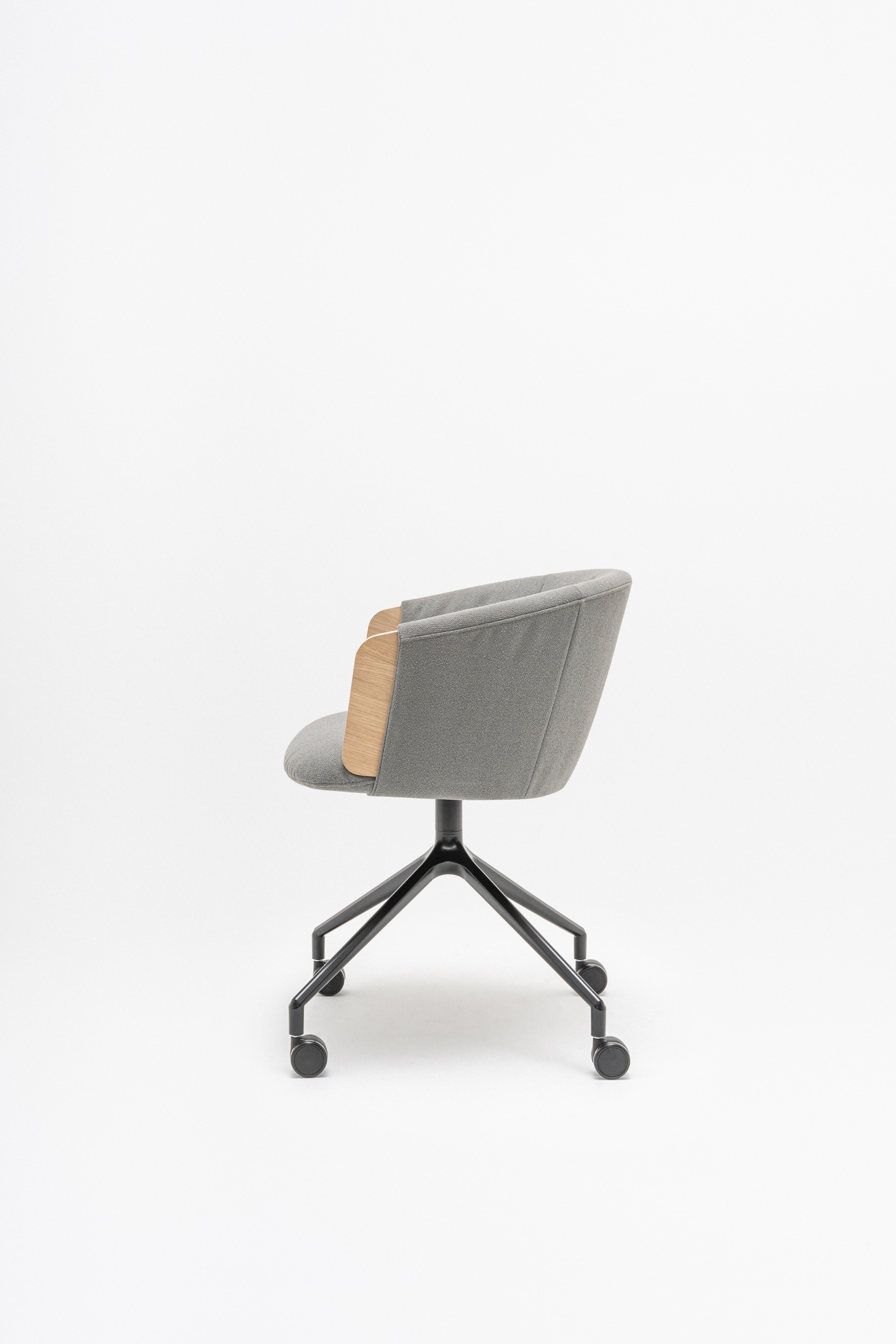 Draaistoel COLLAR met metalen basis en wielen voor harde oppervlakken