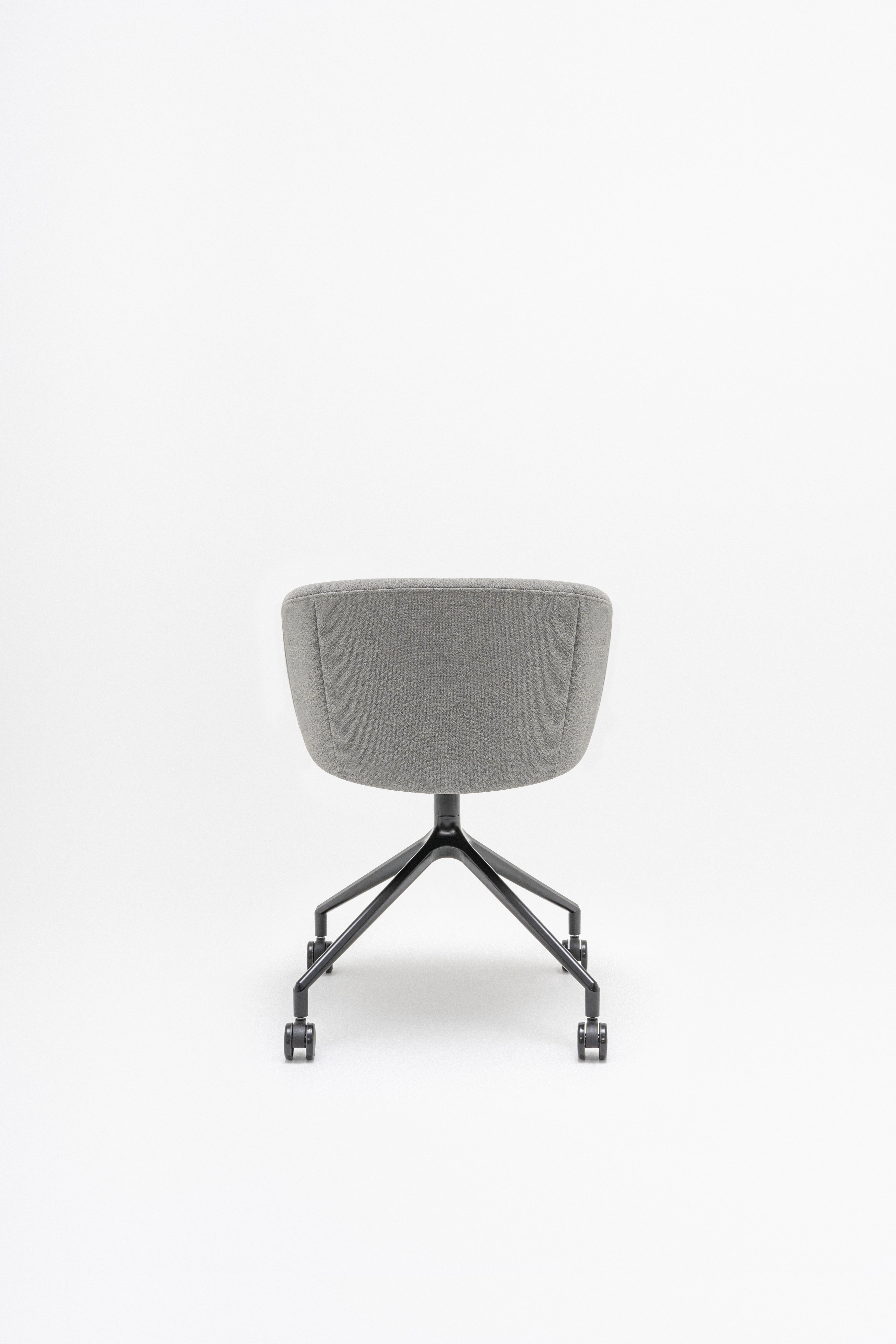 Draaistoel COLLAR met metalen basis en wielen voor harde oppervlakken