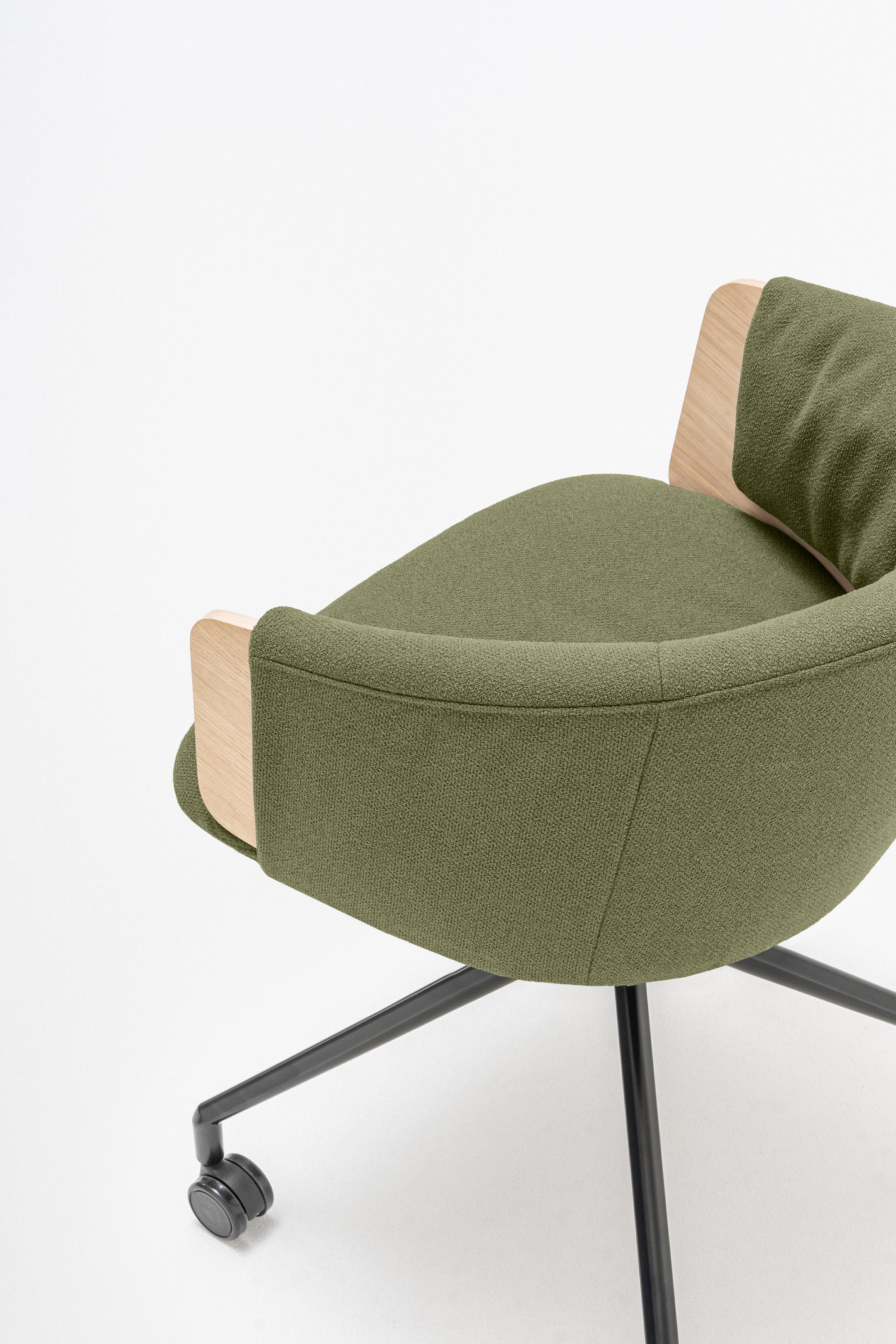 Draaistoel COLLAR met metalen basis en wielen voor harde oppervlakken