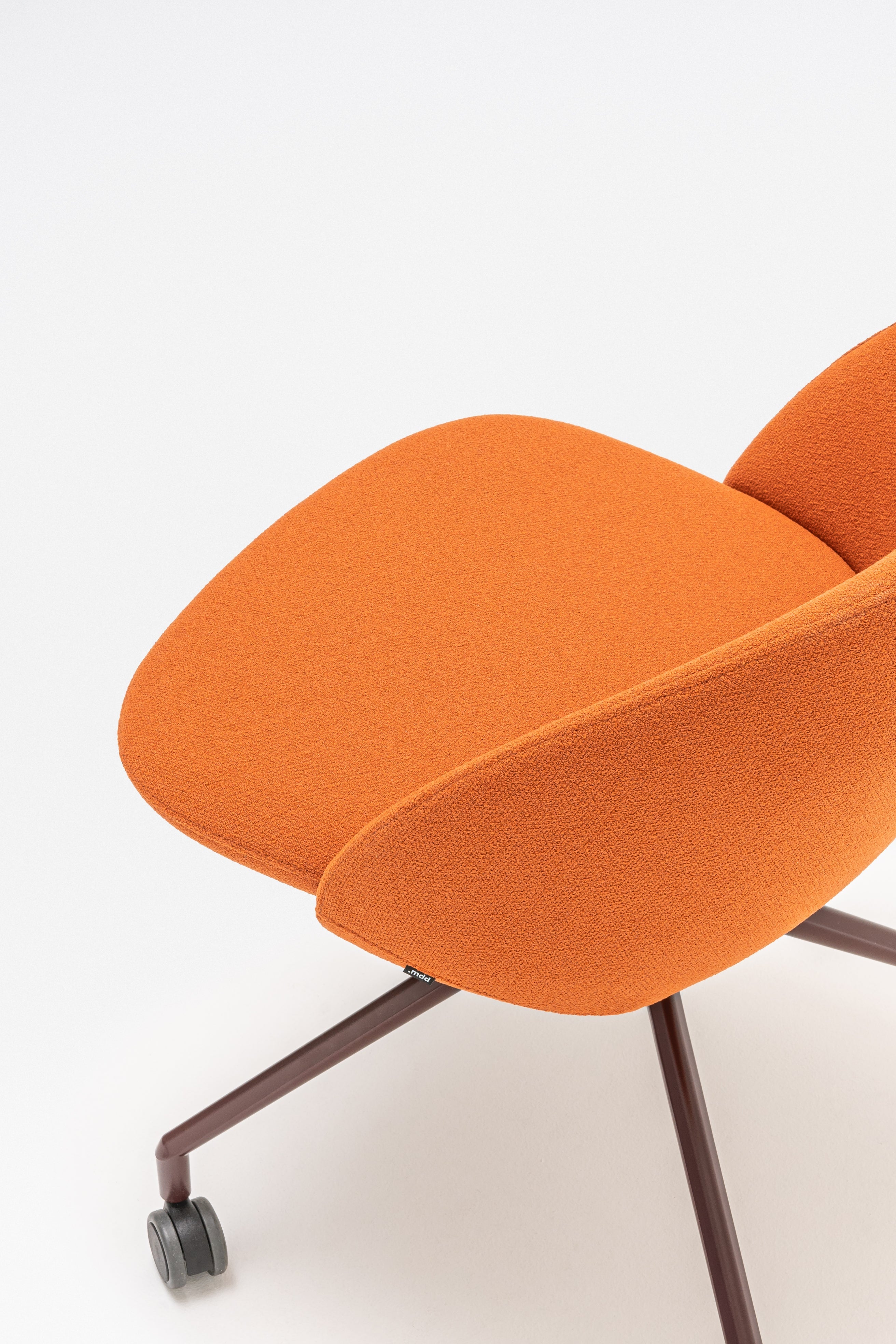 Rotbarer Sessel mit niedrigem Rückenmetallparallelbasis mit Rädern bis zu einer weichen Oberfläche