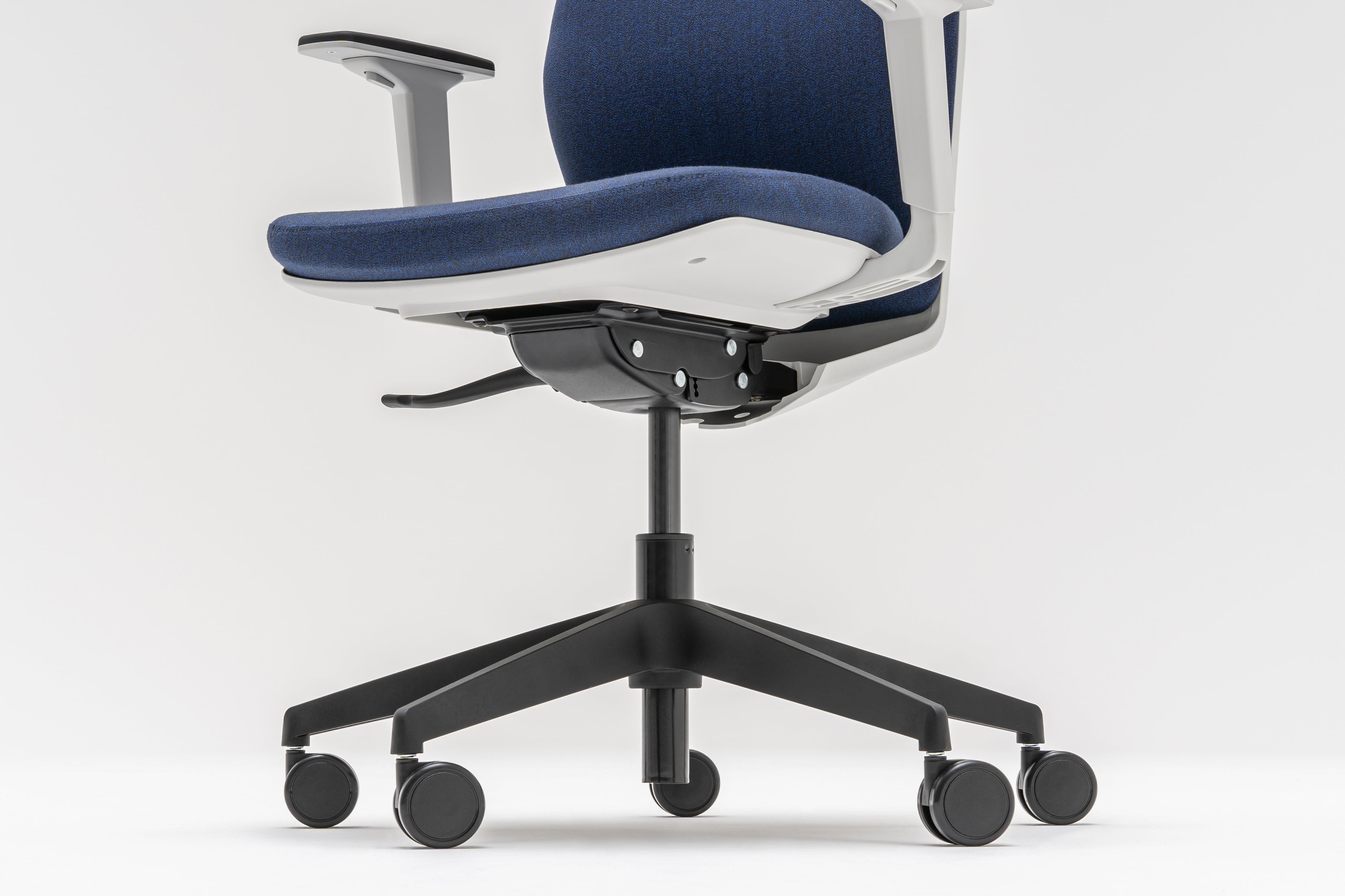 Sessel mit gepolsterter Evo -Rückenlehne verstellbarer Basis mit Rädern an der weichen Oberfläche