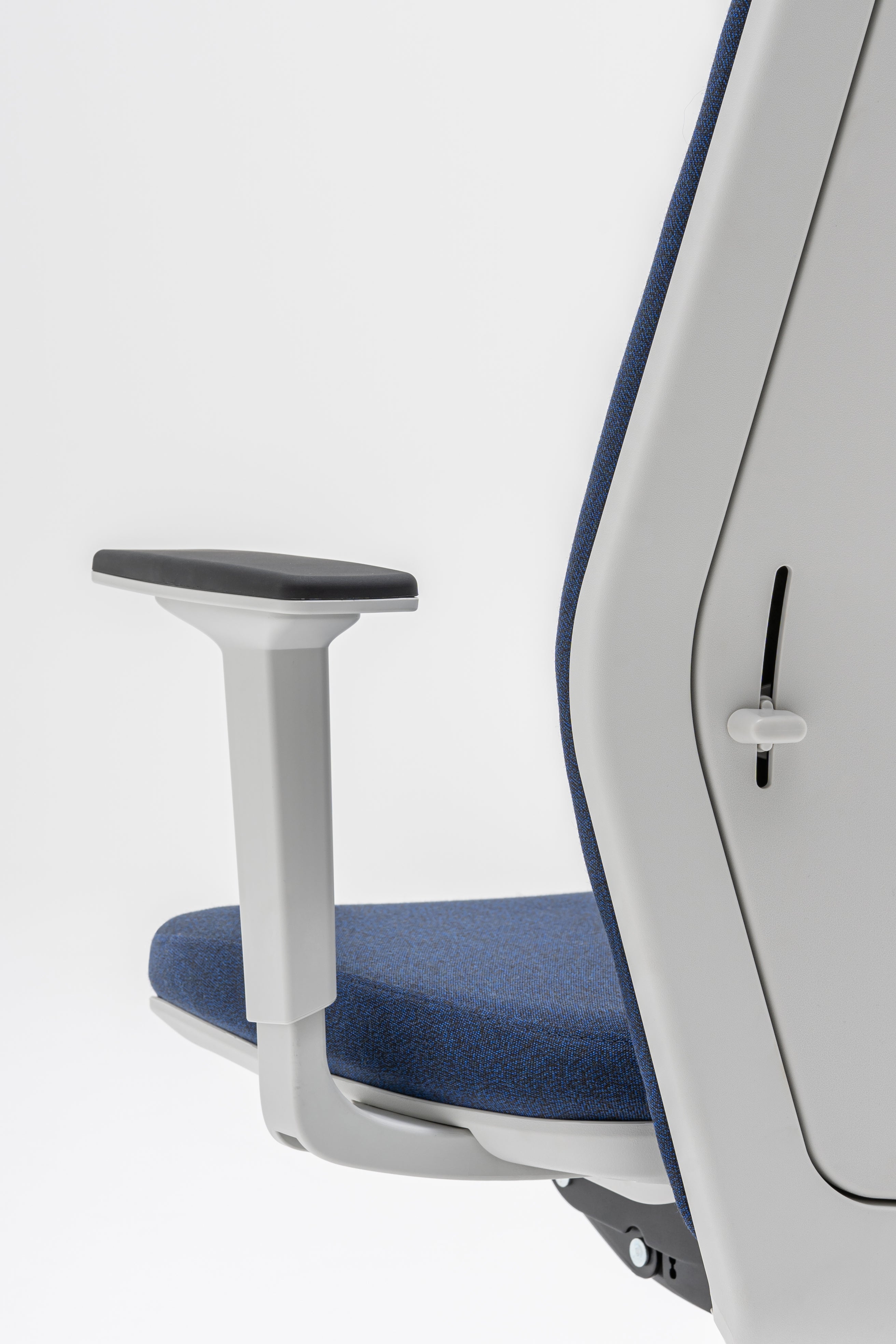 Sessel mit gepolsterter Evo -Rückenlehne verstellbarer Basis mit Rädern an der weichen Oberfläche