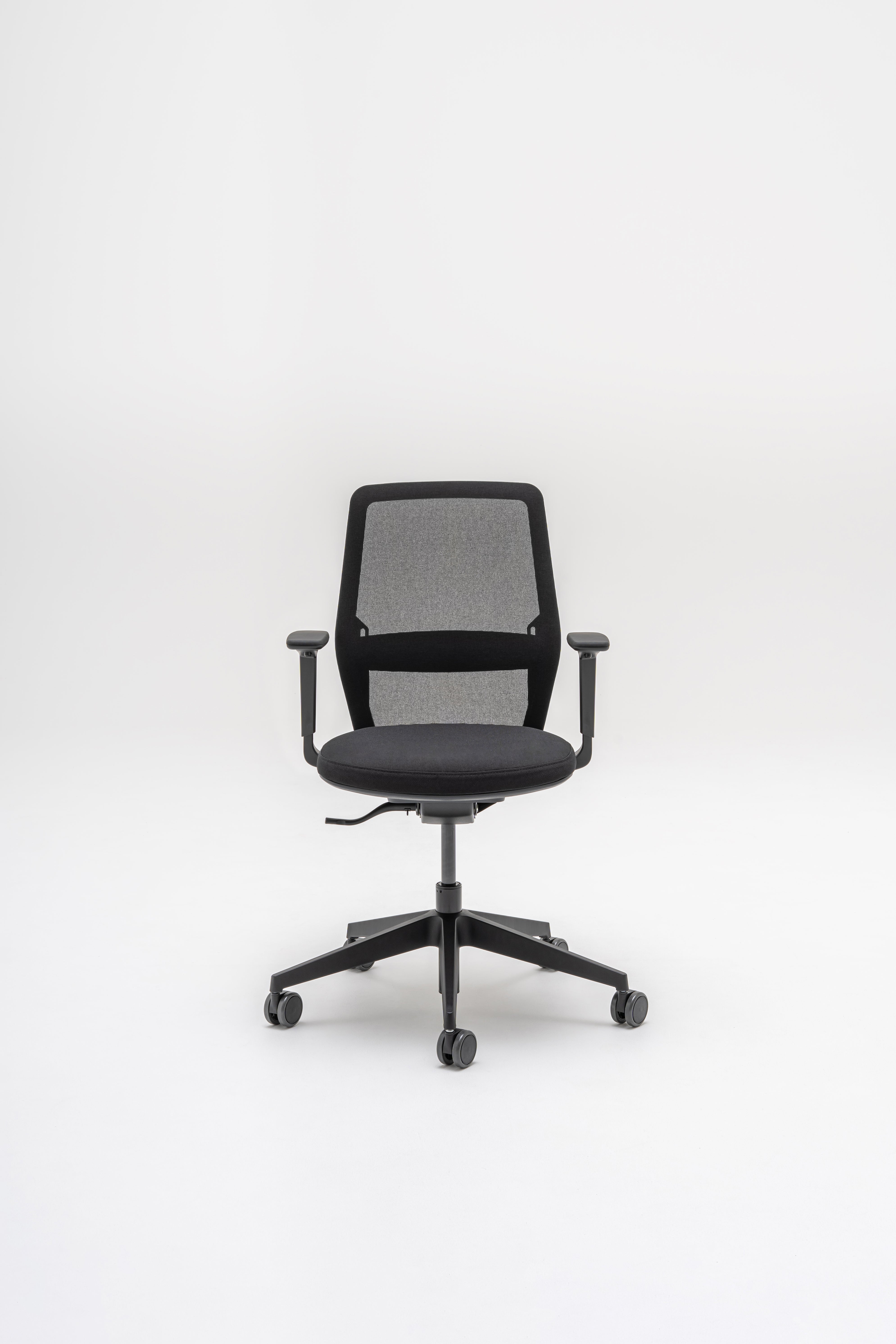 Fauteuil met geperforeerde rugleuning EVO, verstelbare basis met wielen voor zachte oppervlakken