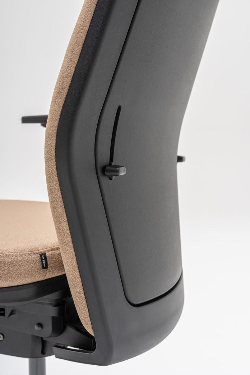 Sessel mit gepolsterter Evo -Rückenlehne verstellbarer Basis mit Rädern an der weichen Oberfläche