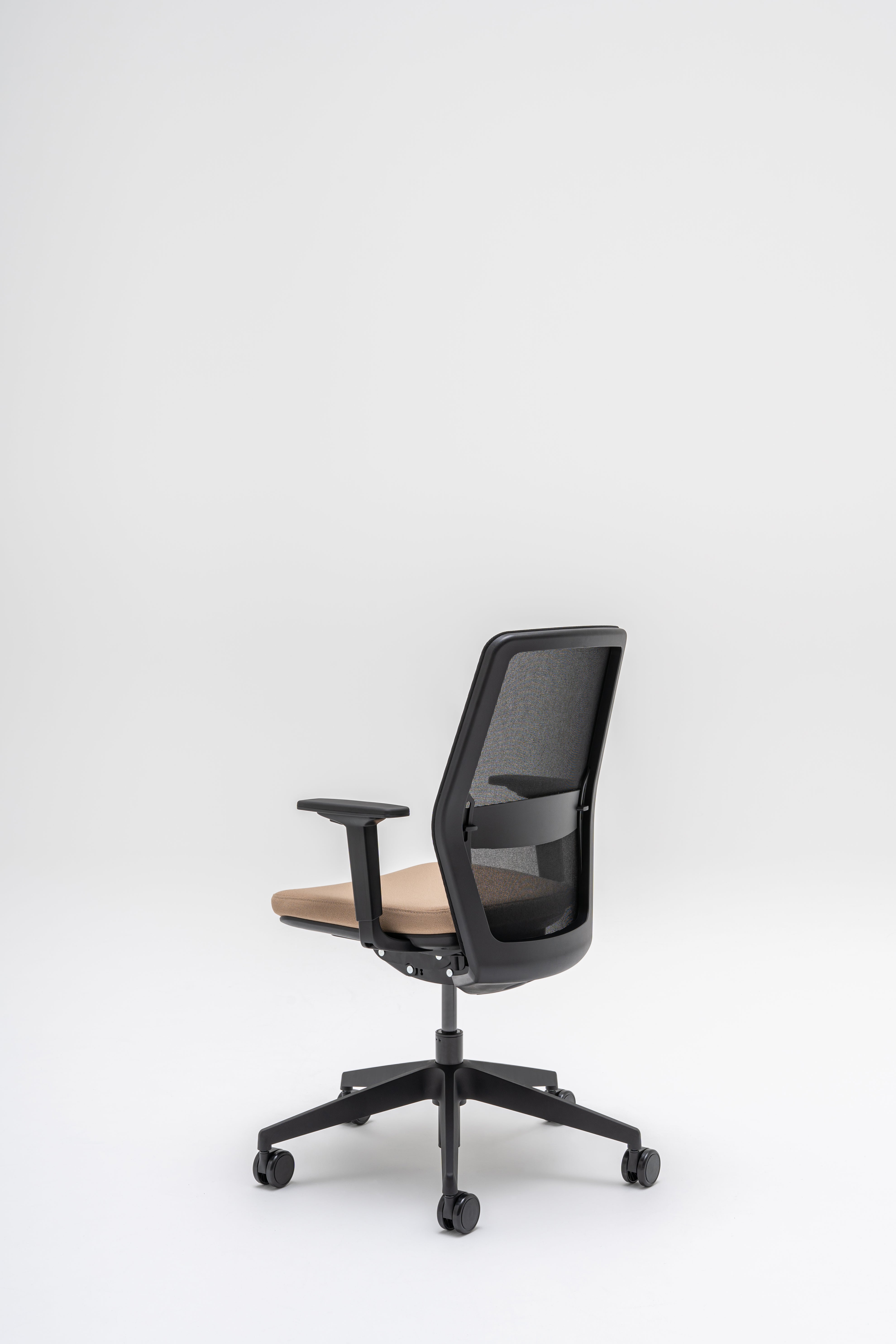 Armchair with an openwork EVO backrest adjustable base with wheels to the hard surface