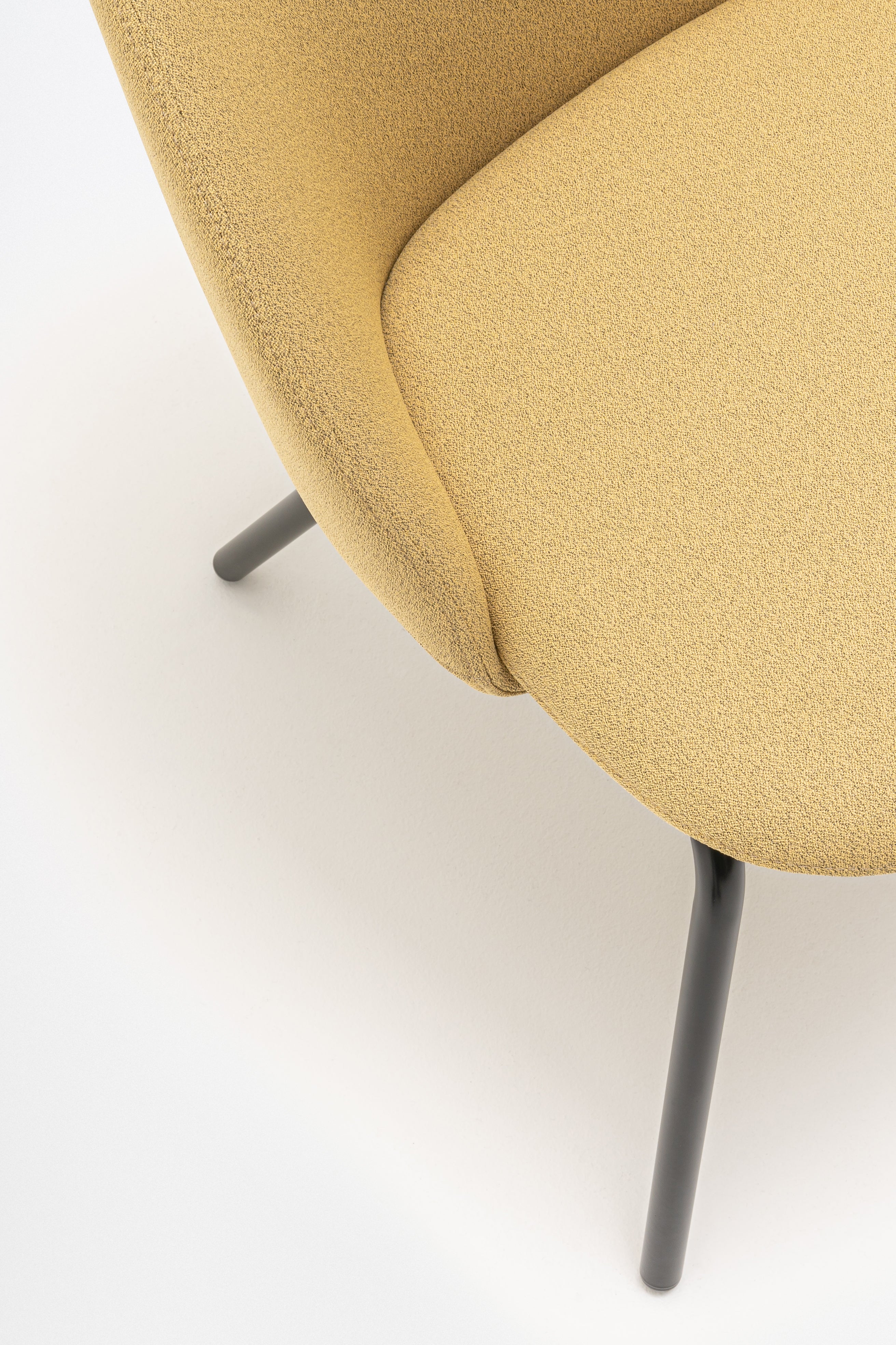 Fauteuil met lage rugleuning PARALEL vierpotige basis