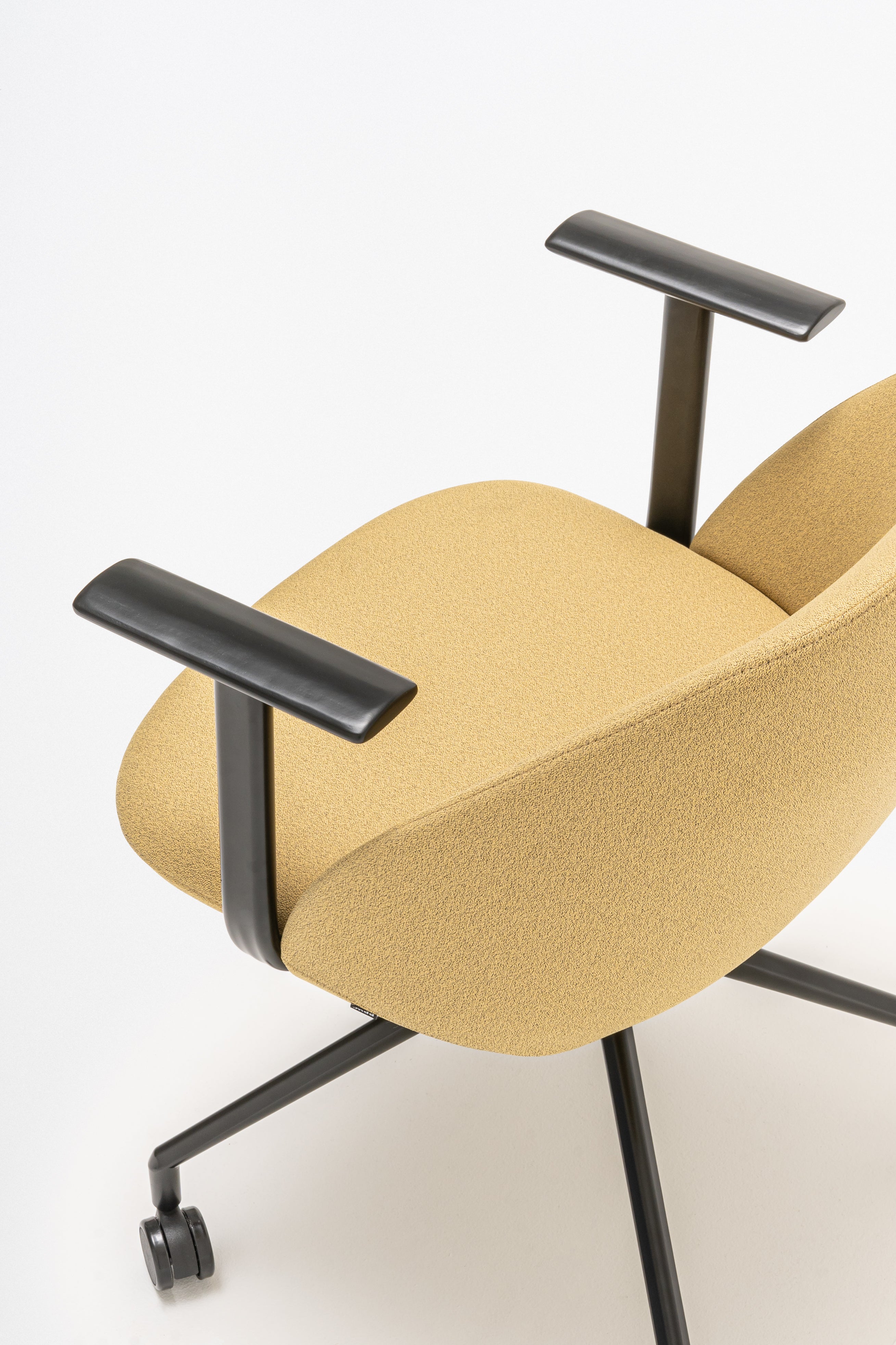 Draaistoel met lage rugleuning PARALEL metalen basis met wielen voor harde oppervlakken