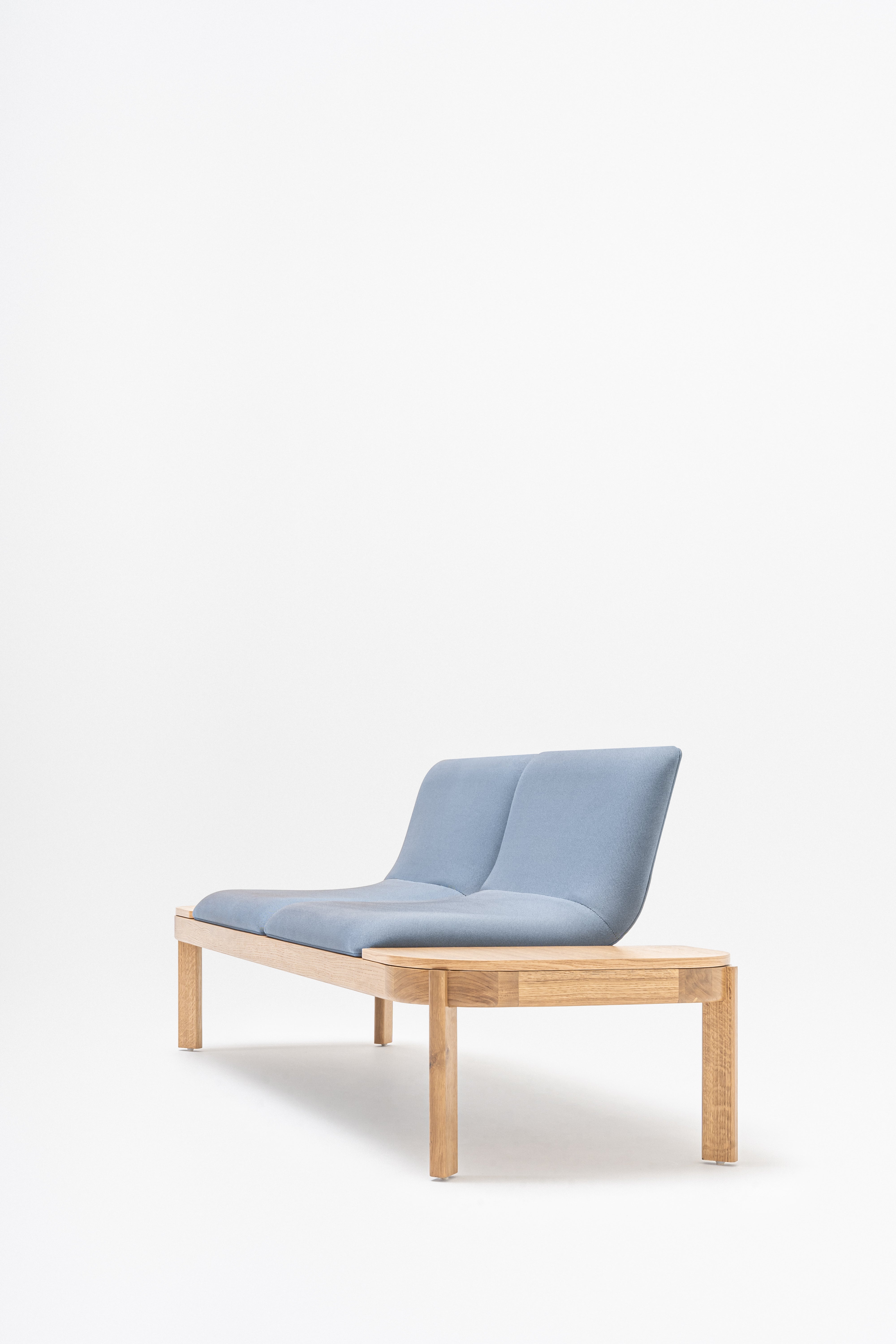 Gestoffeerde bank met rugleuning RAMP houten basis