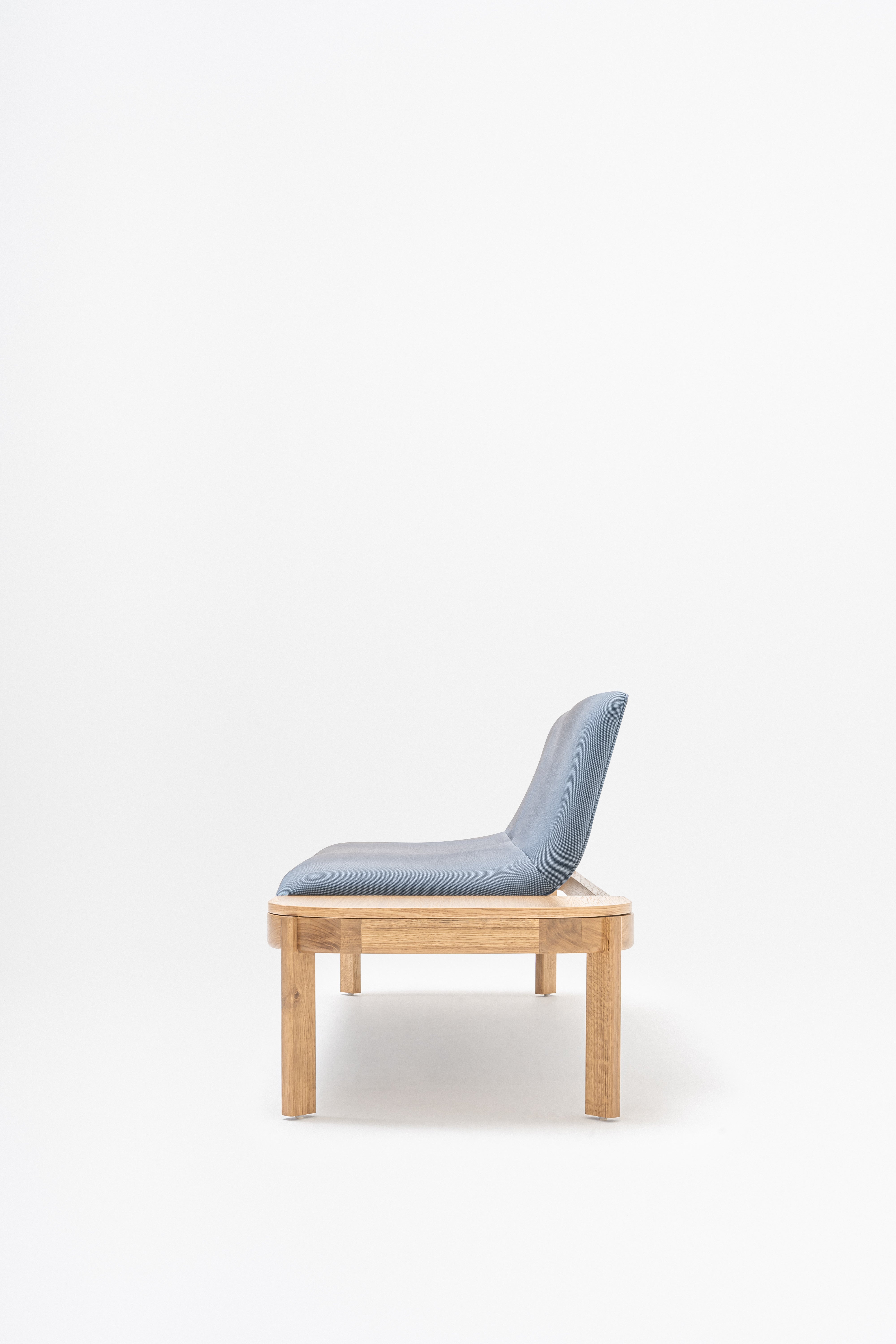 Gestoffeerde bank met rugleuning RAMP houten basis