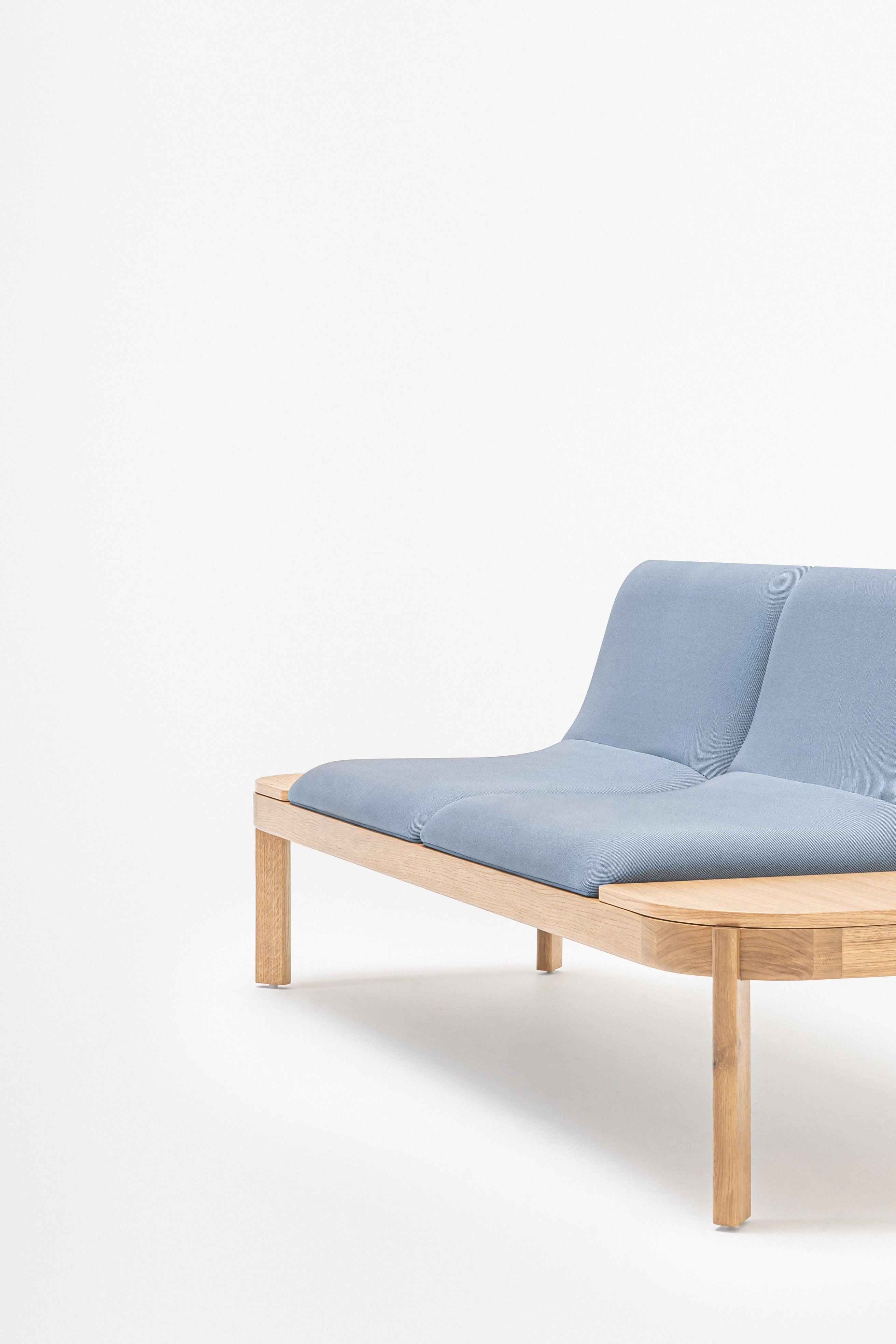 Gestoffeerde bank met rugleuning RAMP houten basis