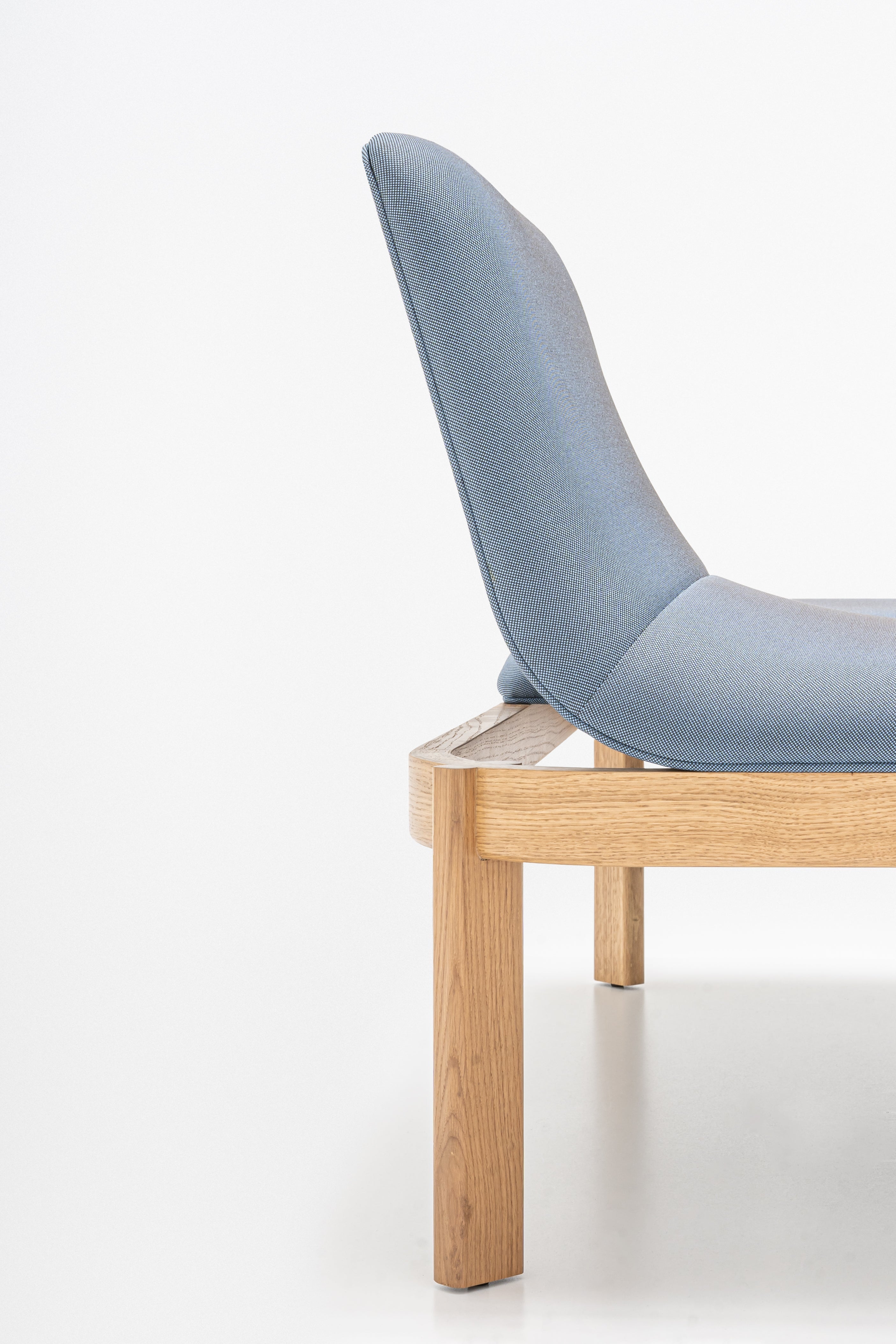 Gestoffeerde bank met rugleuning RAMP houten basis