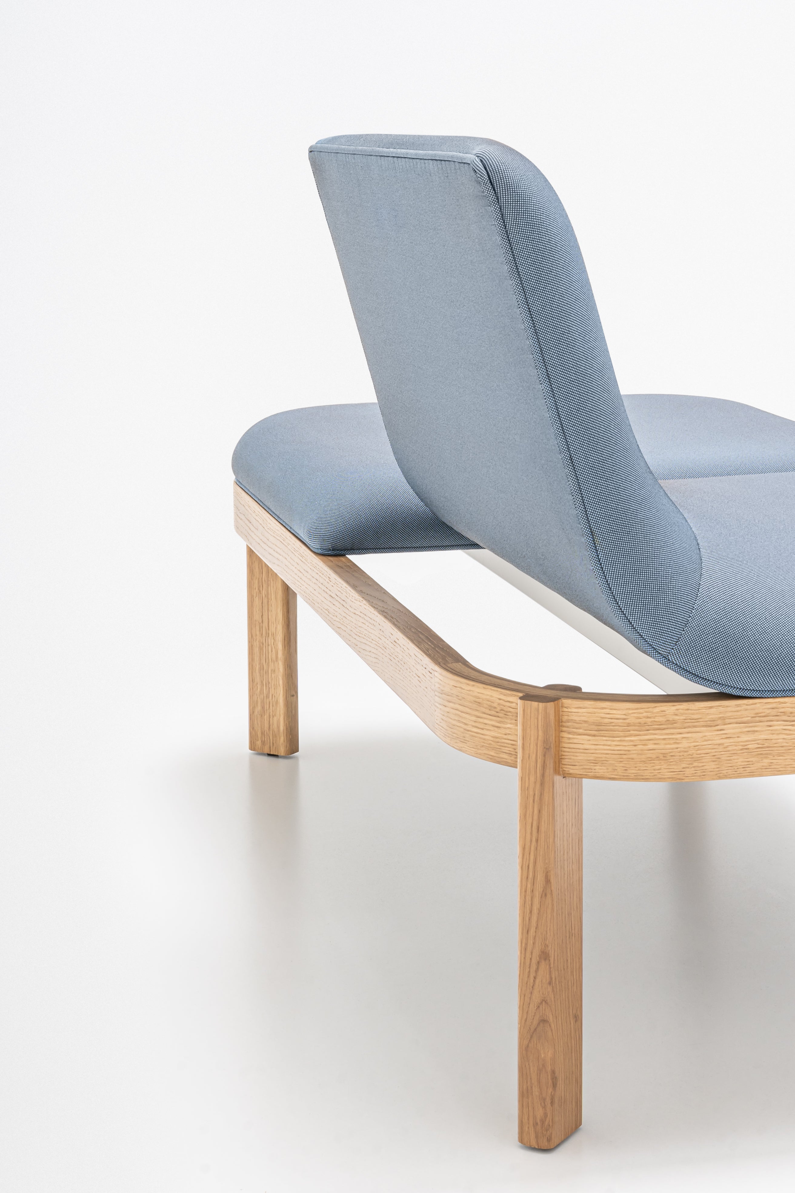 Gestoffeerde bank met rugleuning RAMP houten basis