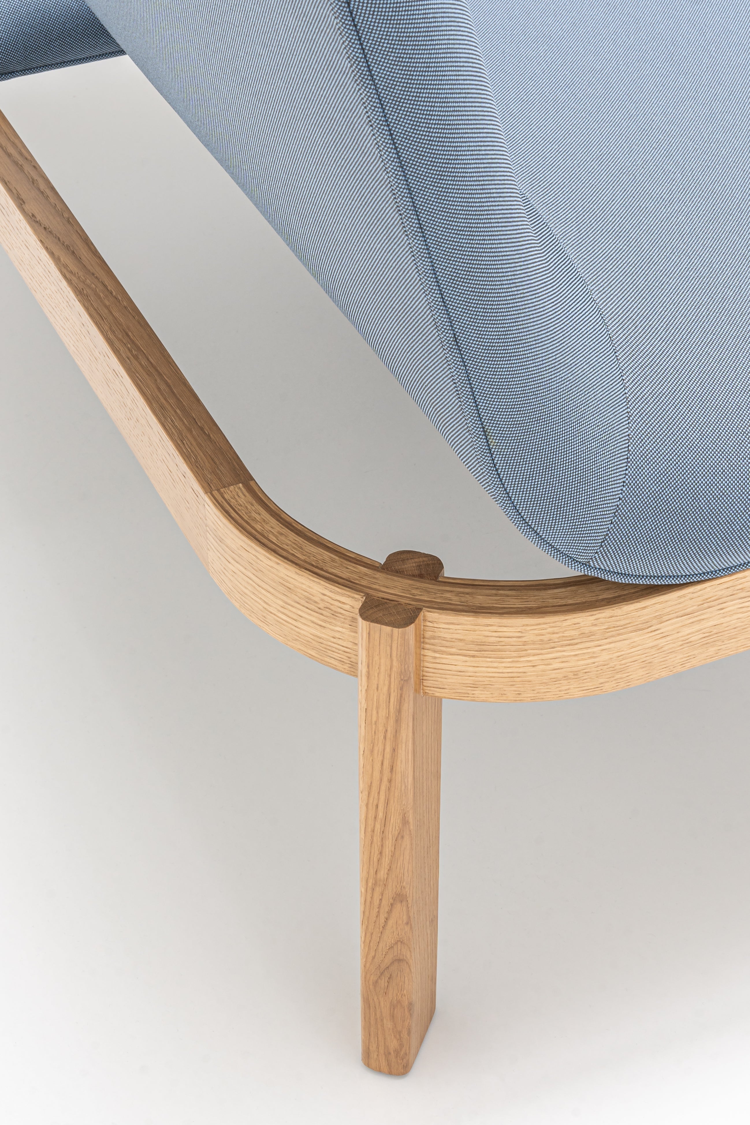 Gestoffeerde bank met rugleuning RAMP houten basis