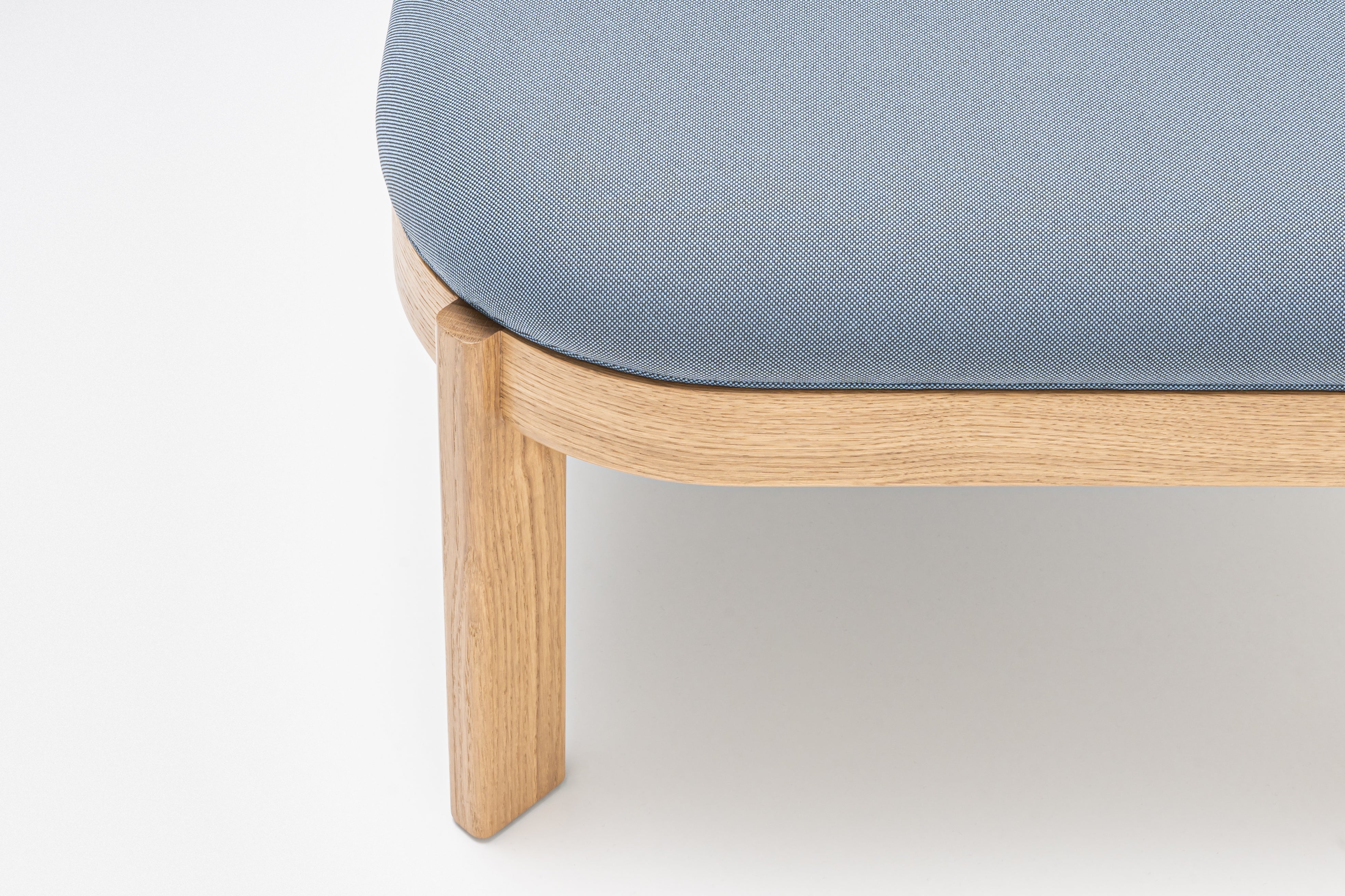 Gestoffeerde bank met rugleuning RAMP houten basis