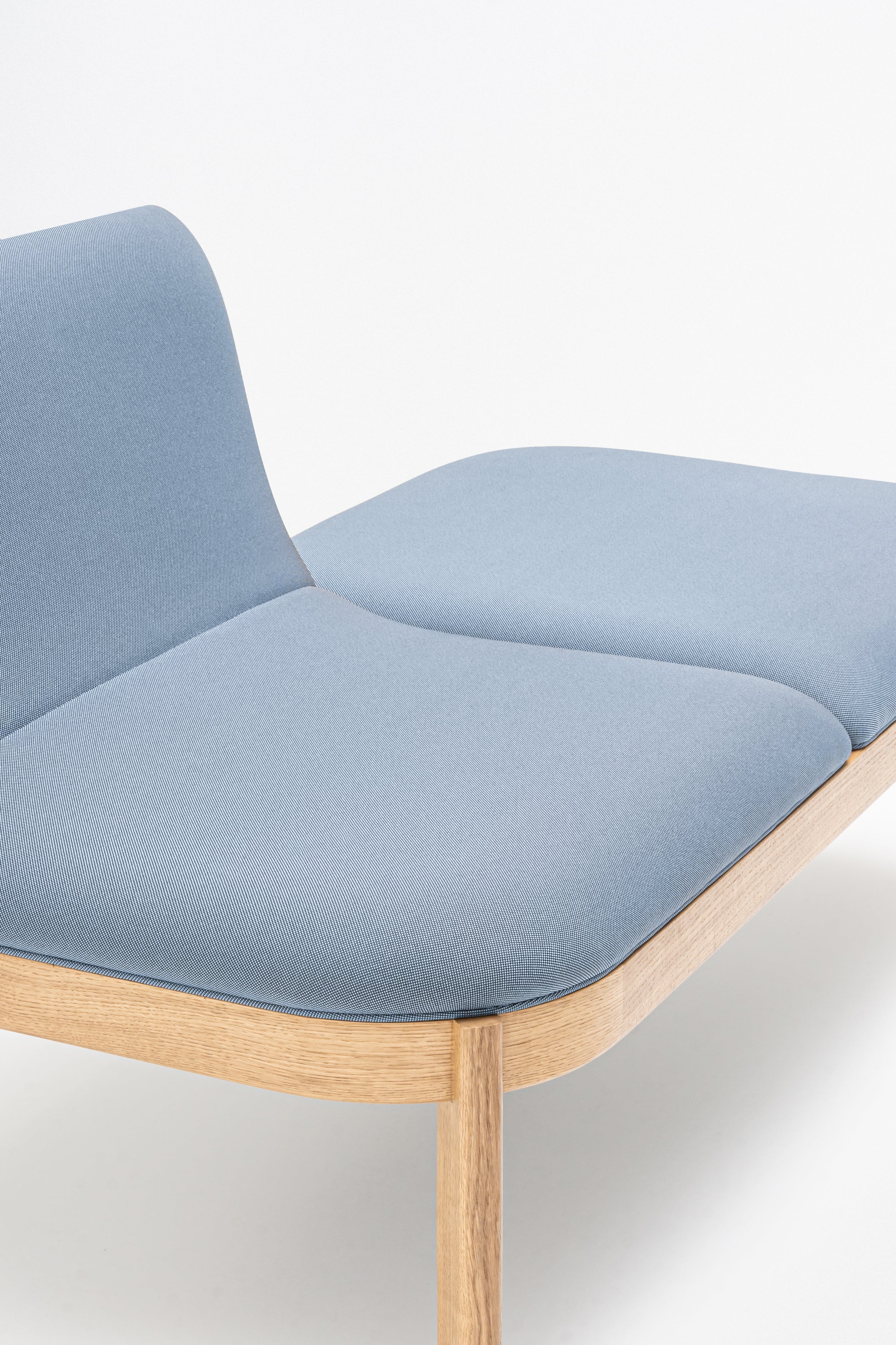 Gestoffeerde bank met rugleuning RAMP houten basis