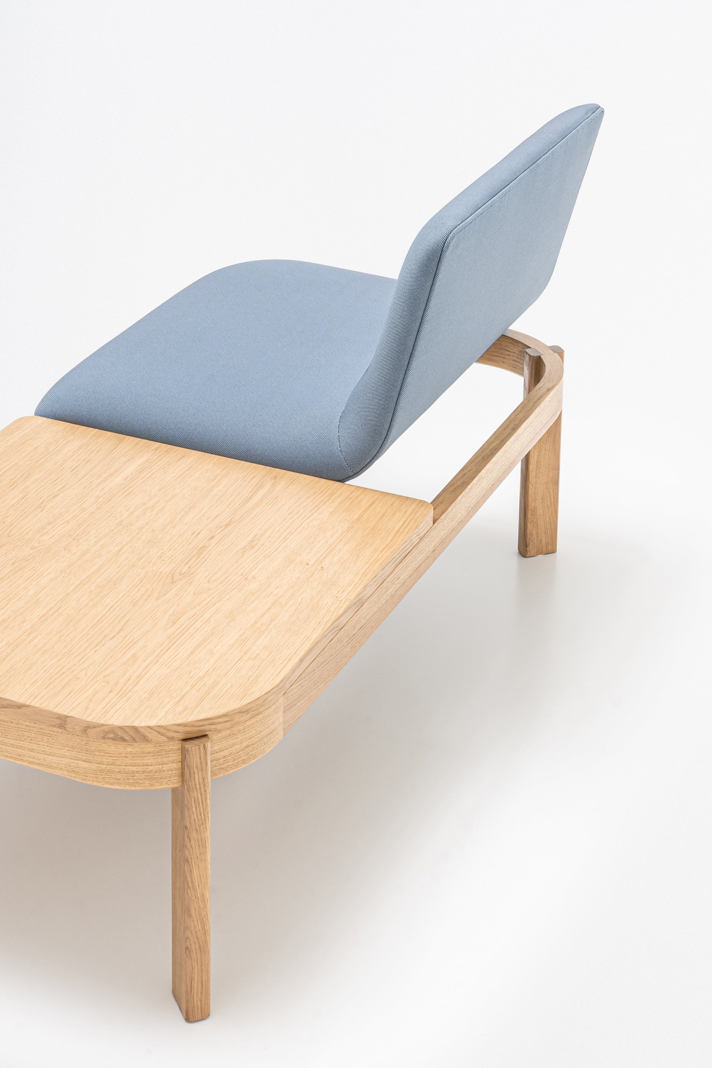 Gestoffeerde bank met rugleuning RAMP houten basis