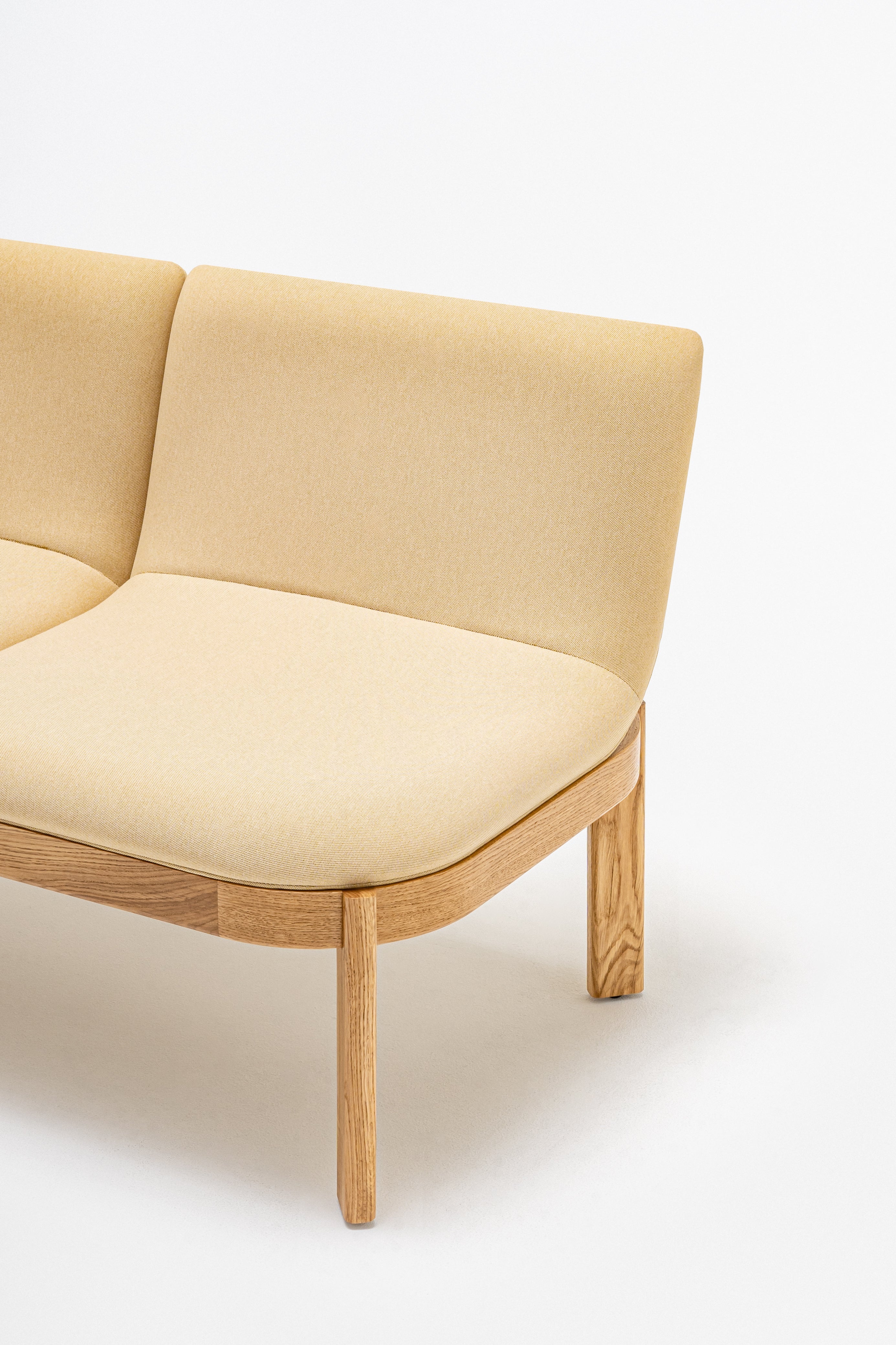 Gestoffeerde bank met rugleuning RAMP houten basis