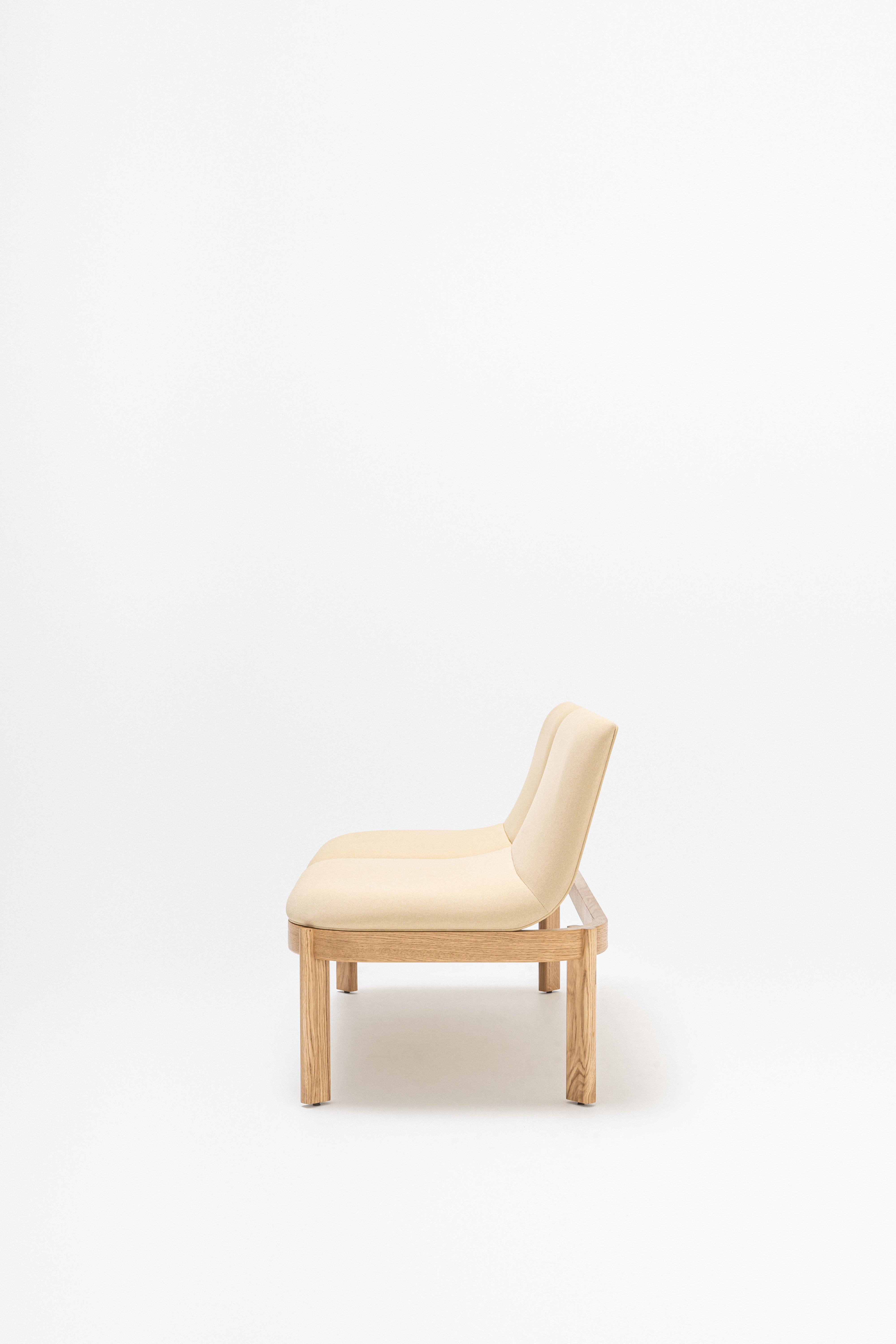 Gestoffeerde bank met rugleuning RAMP houten basis