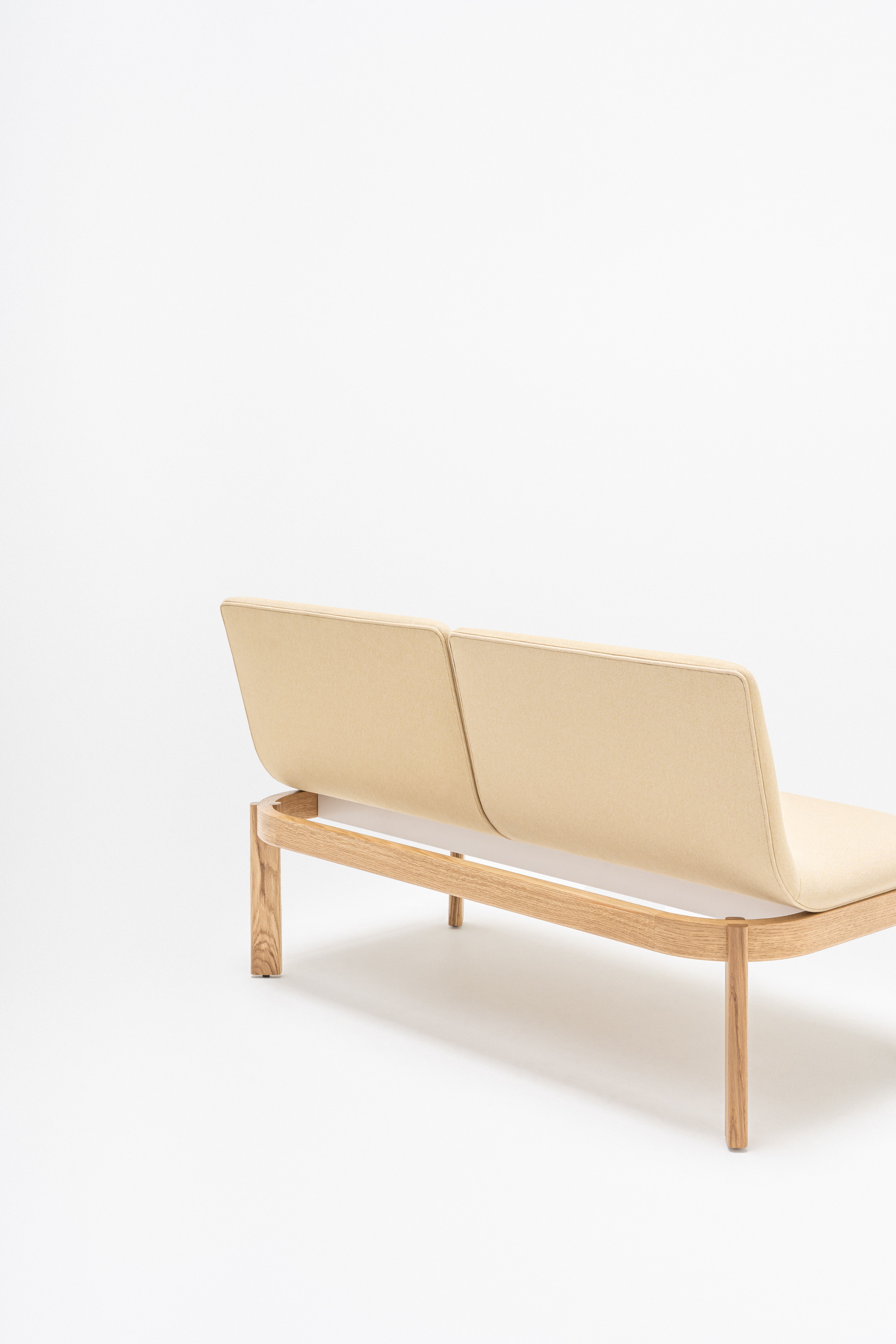 Gestoffeerde bank met rugleuning RAMP houten basis