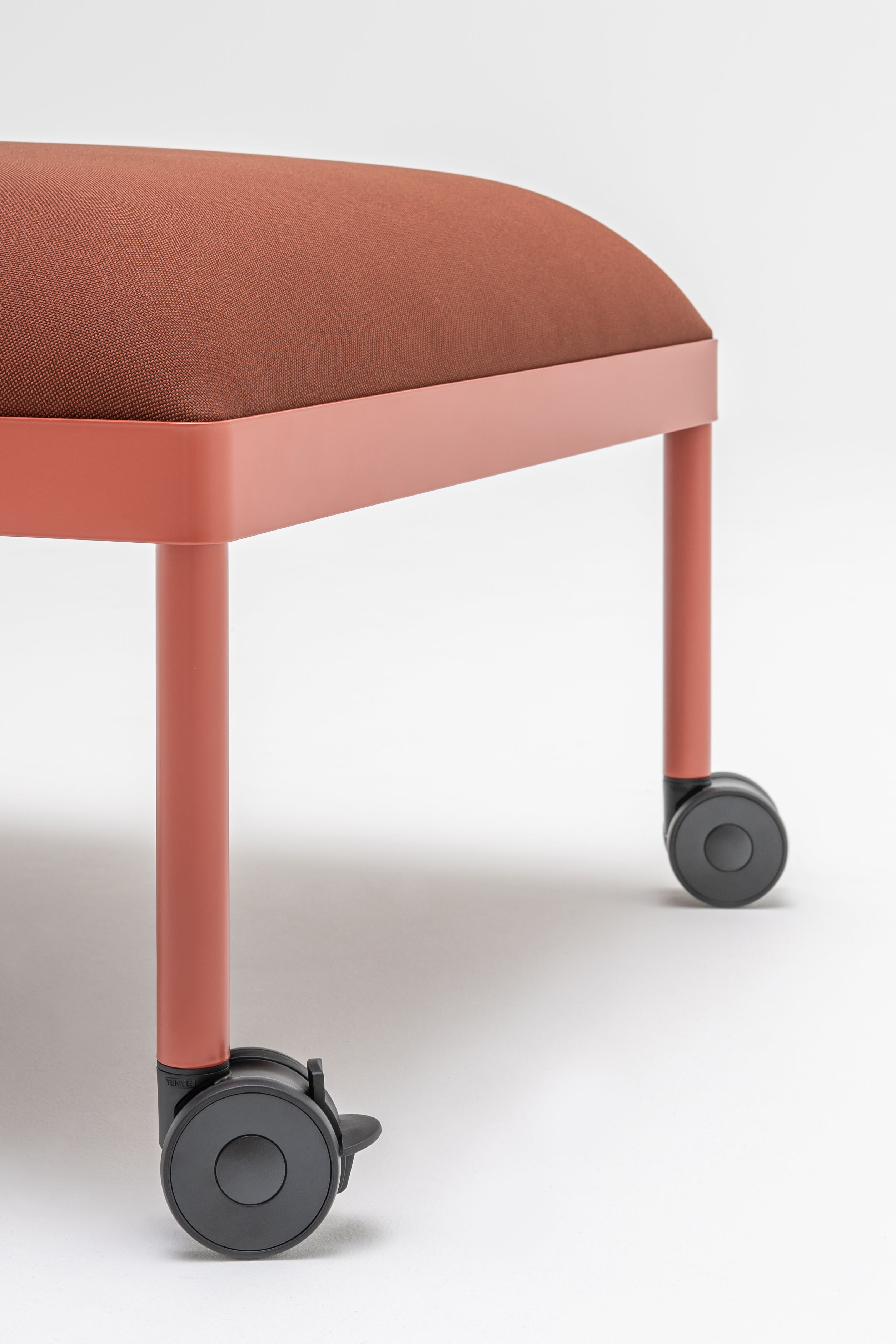 Puf STILT gestoffeerd