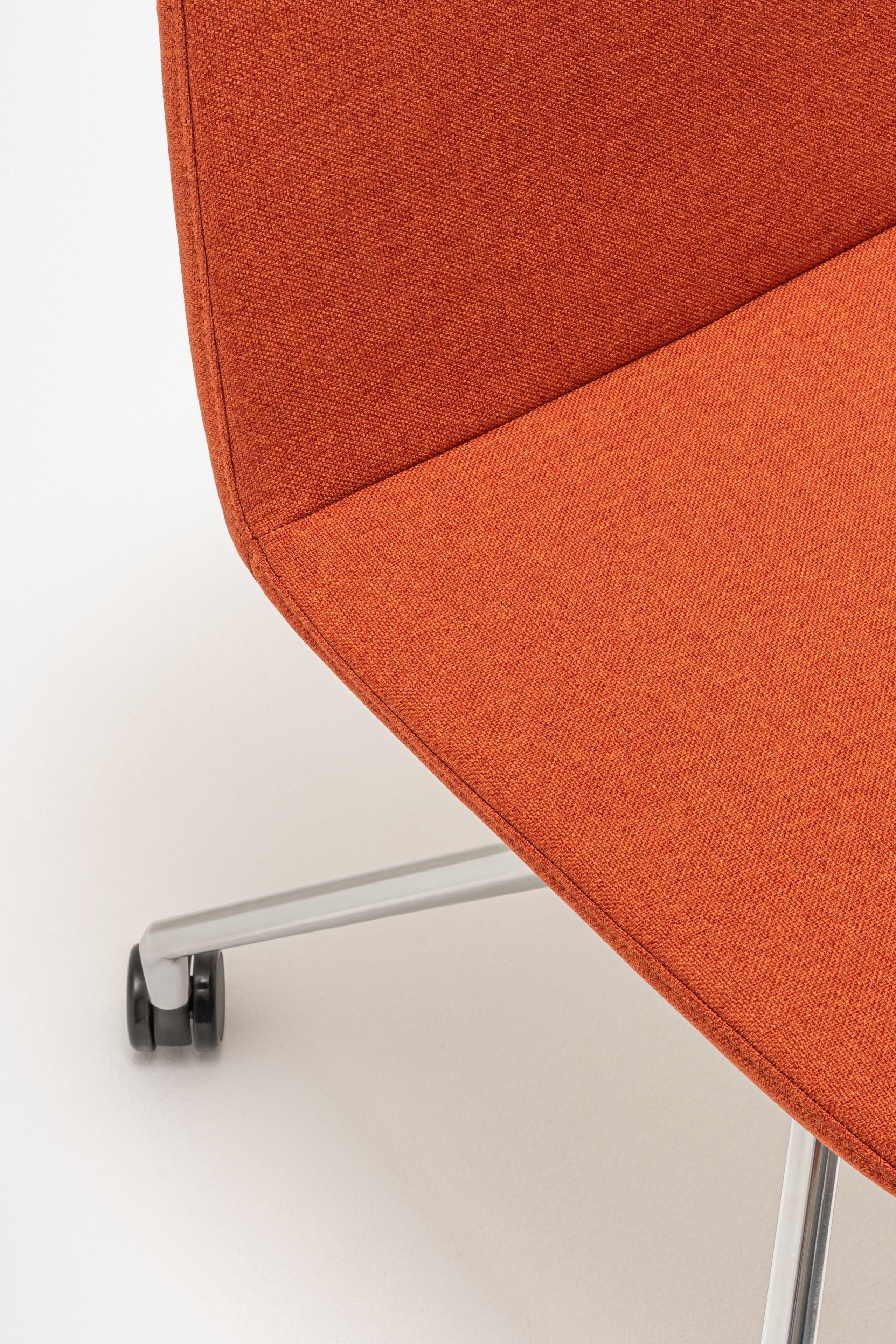 Ulti swivel aluminum chair polished