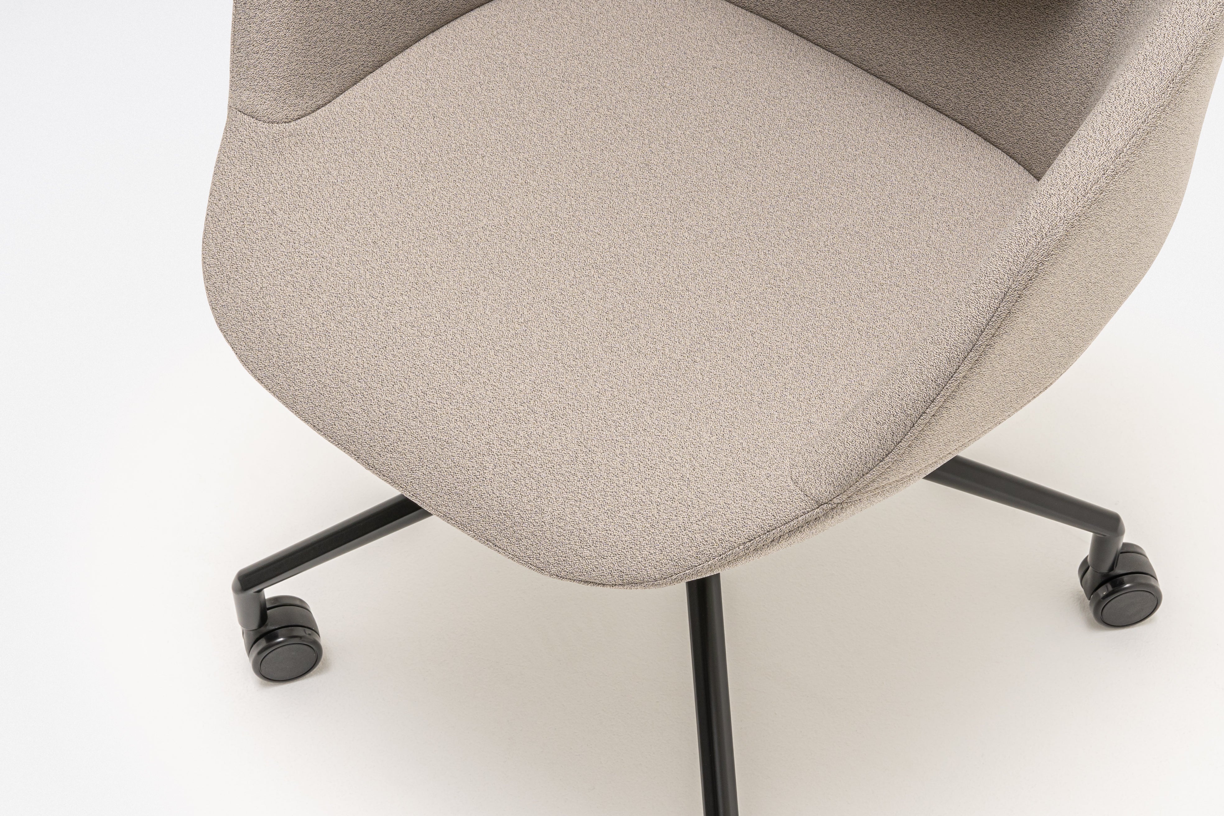 Bureau stoel ULTRA met kruisvoet en wielen voor harde oppervlakken