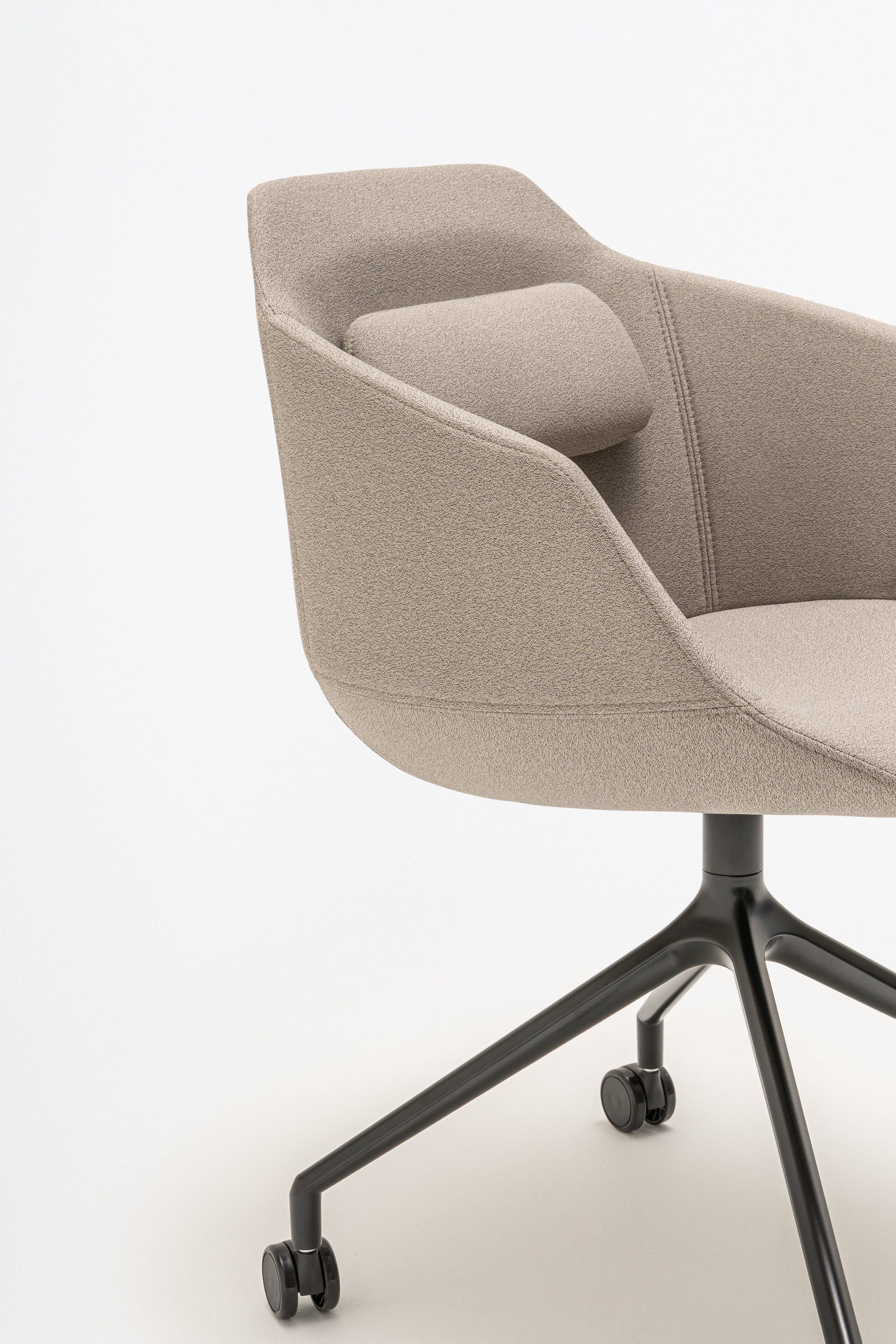 Bureau stoel ULTRA met kruisvoet en wielen voor harde oppervlakken