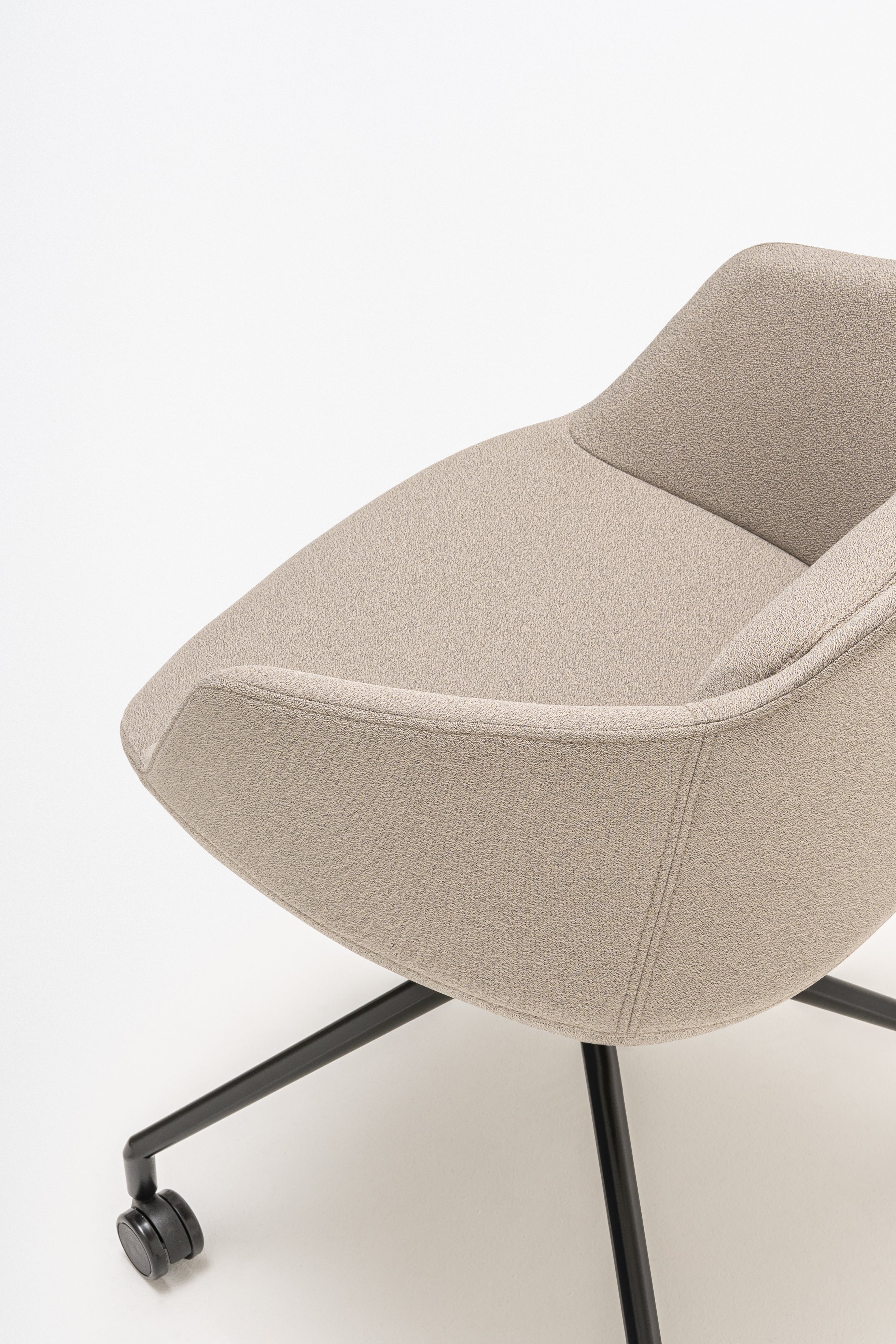 Bureau stoel ULTRA met kruisvoet en wielen voor harde oppervlakken