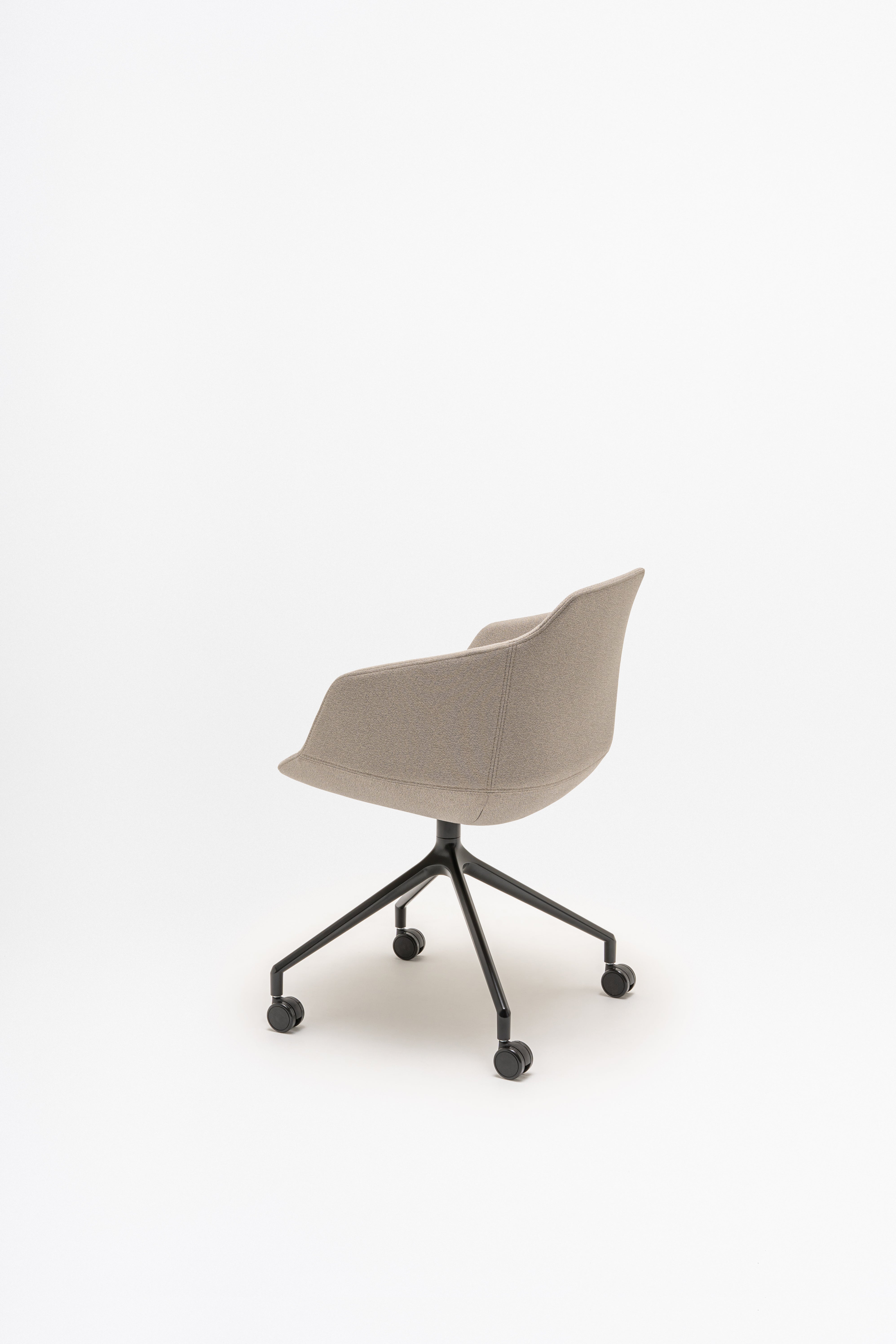 Bureau stoel ULTRA met kruisvoet en wielen voor harde oppervlakken