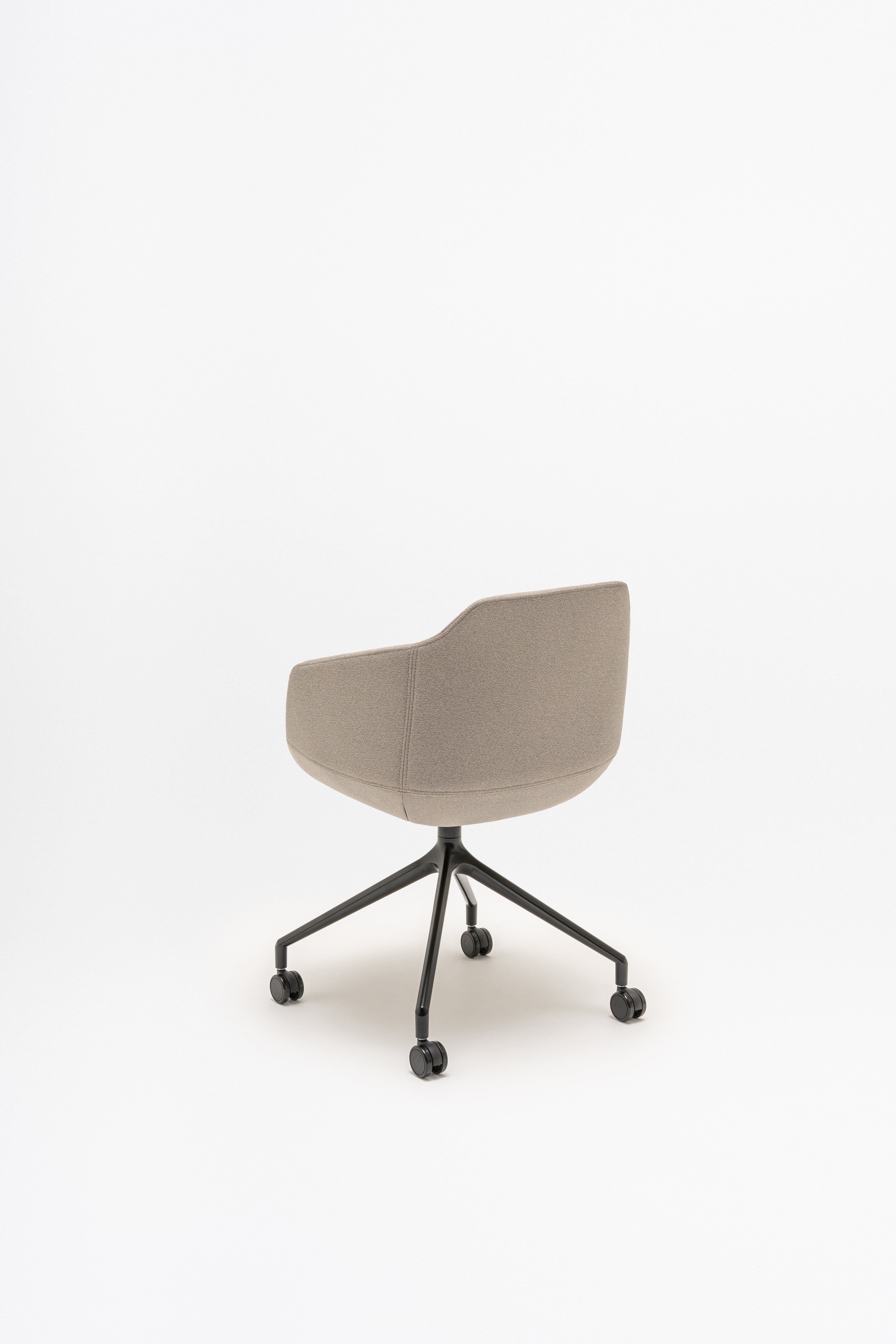 Bureau stoel ULTRA met kruisvoet en wielen voor harde oppervlakken