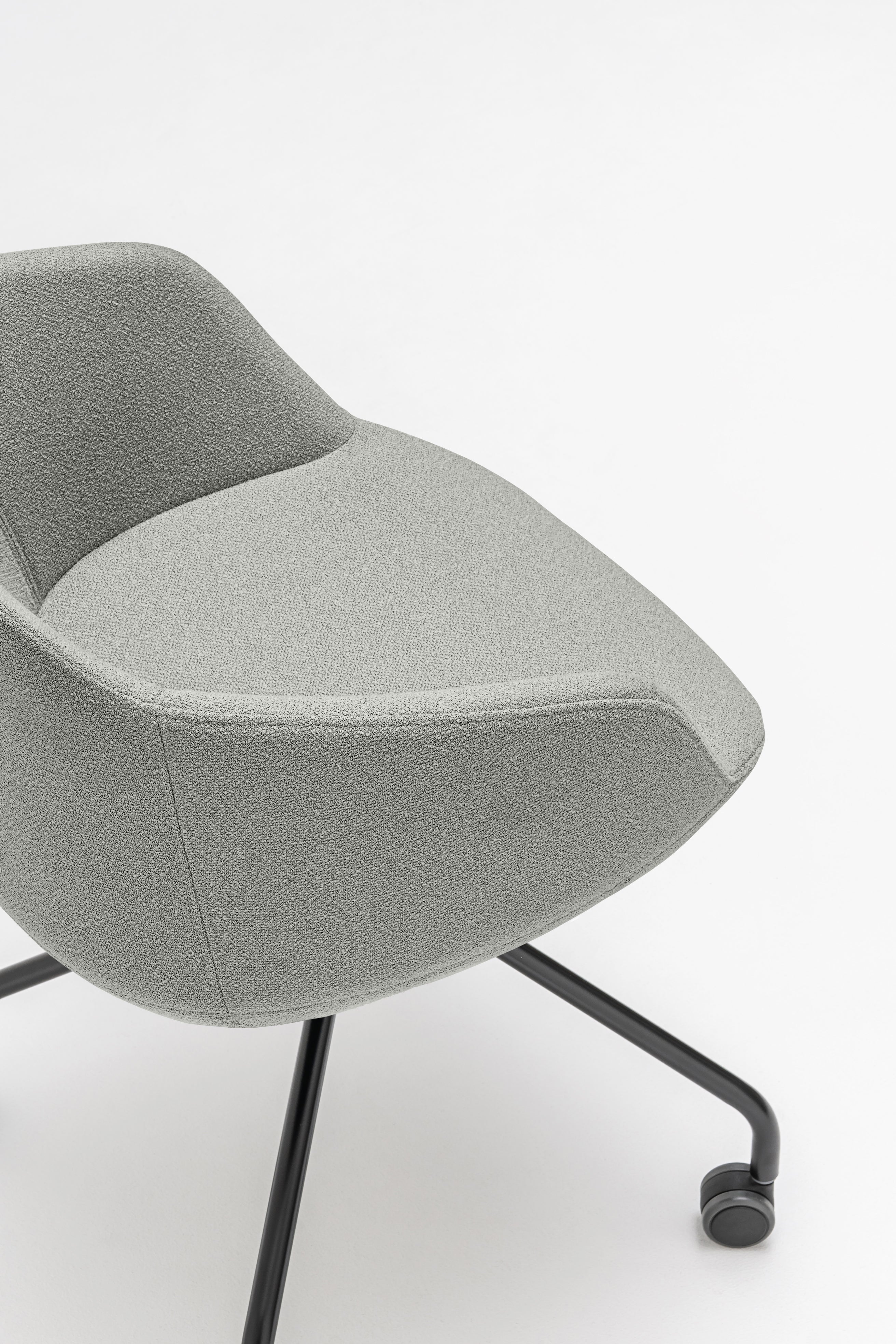 Bürostuhl Ultra -Basis des Kreuzes mit Rädern bis zur weichen Oberfläche