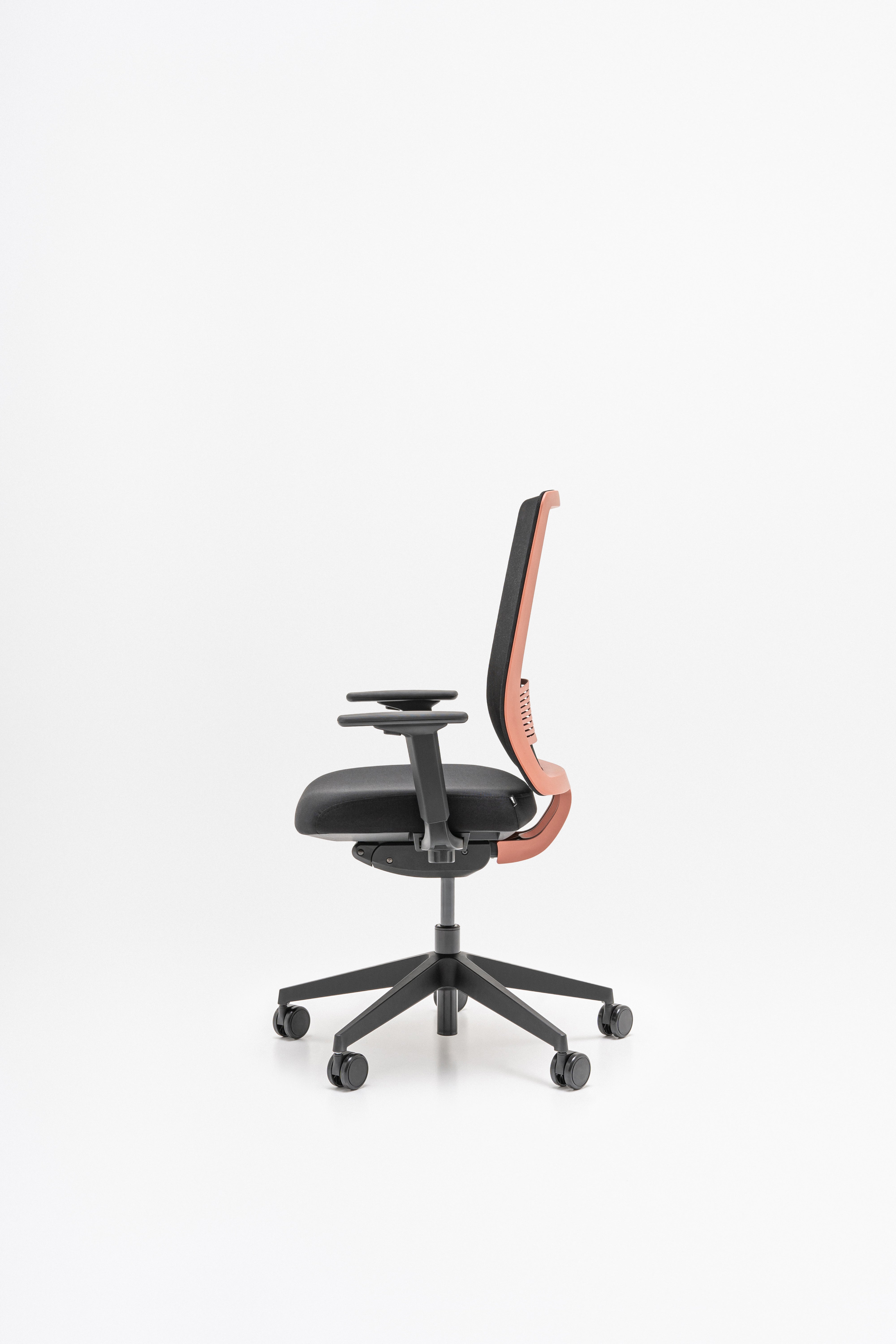 Apex Office Chair mit Rädern zu einer weichen Oberfläche