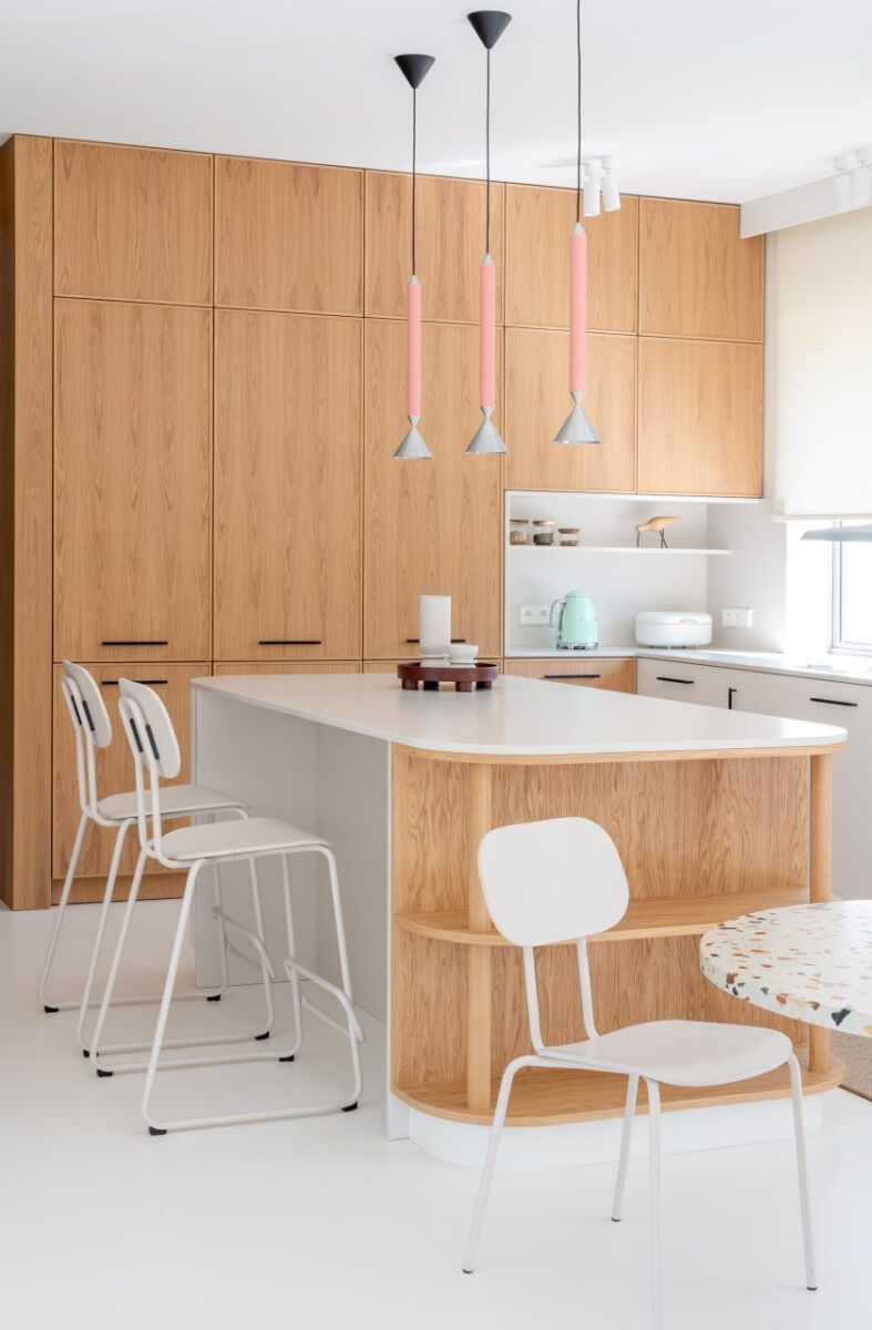 Stoel NEW SCHOOL met een baksteenkleurige basis