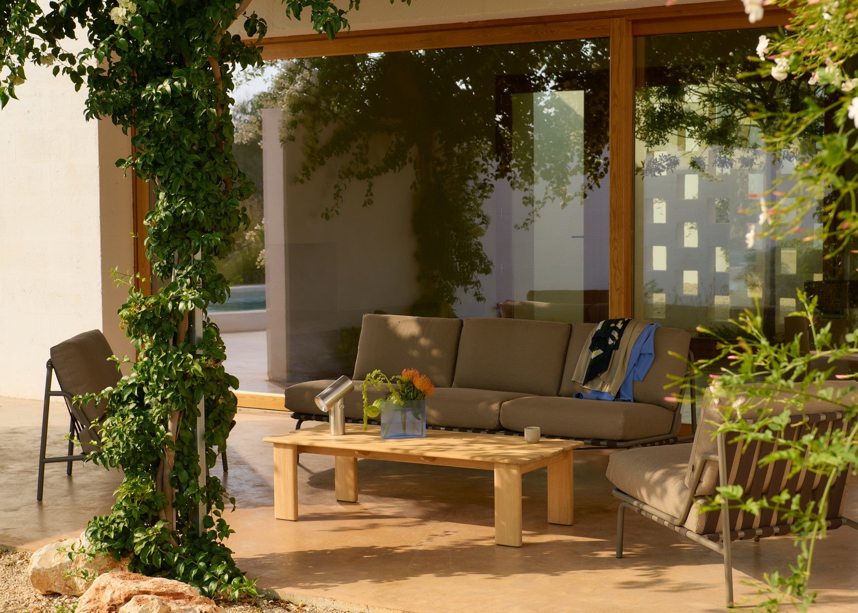 SETTLE Light Gray 3-Seater Outdoor Sofa with Gray Base
