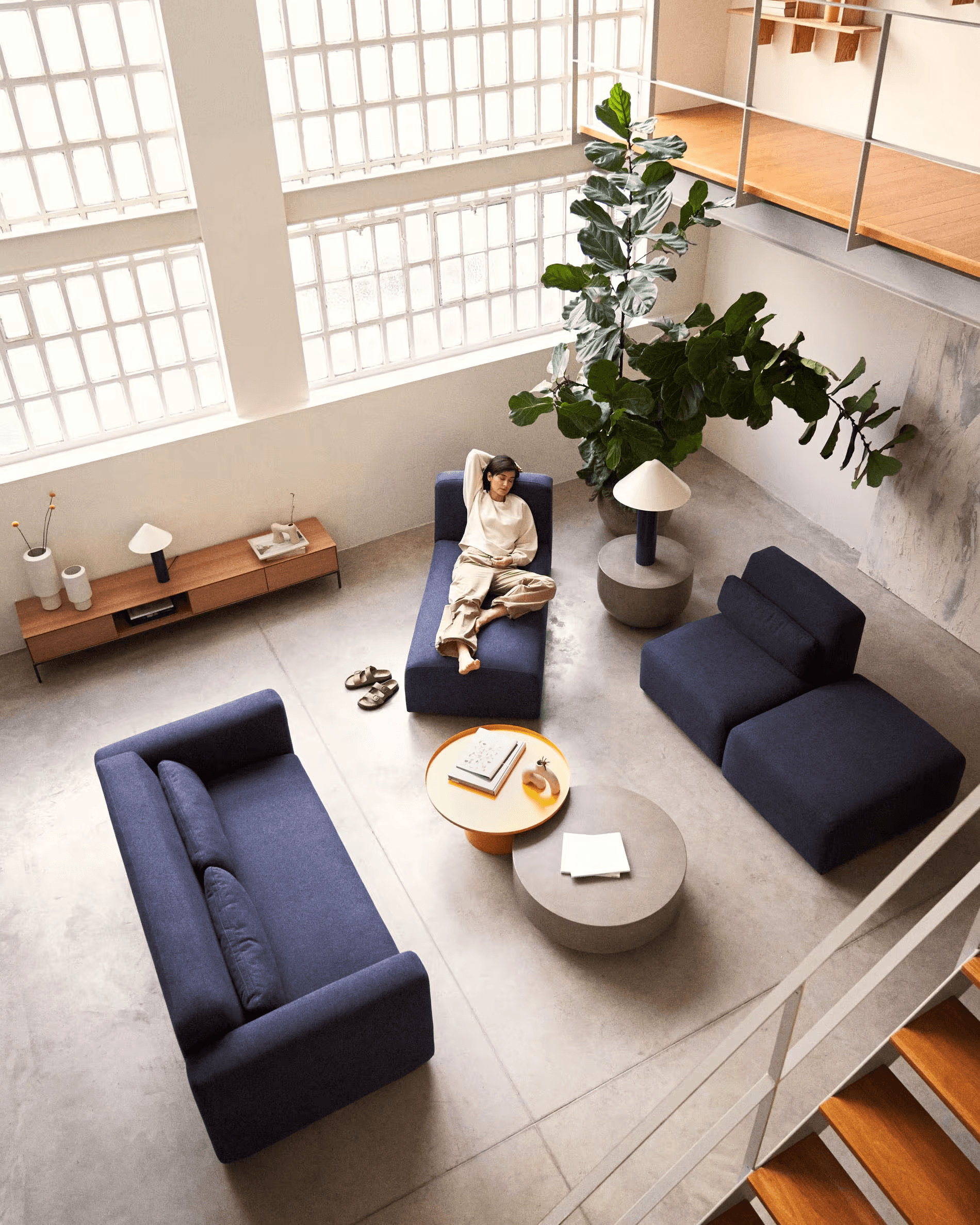 Sofa 2-osobowa NEOM niebieski La Forma Eye on Design