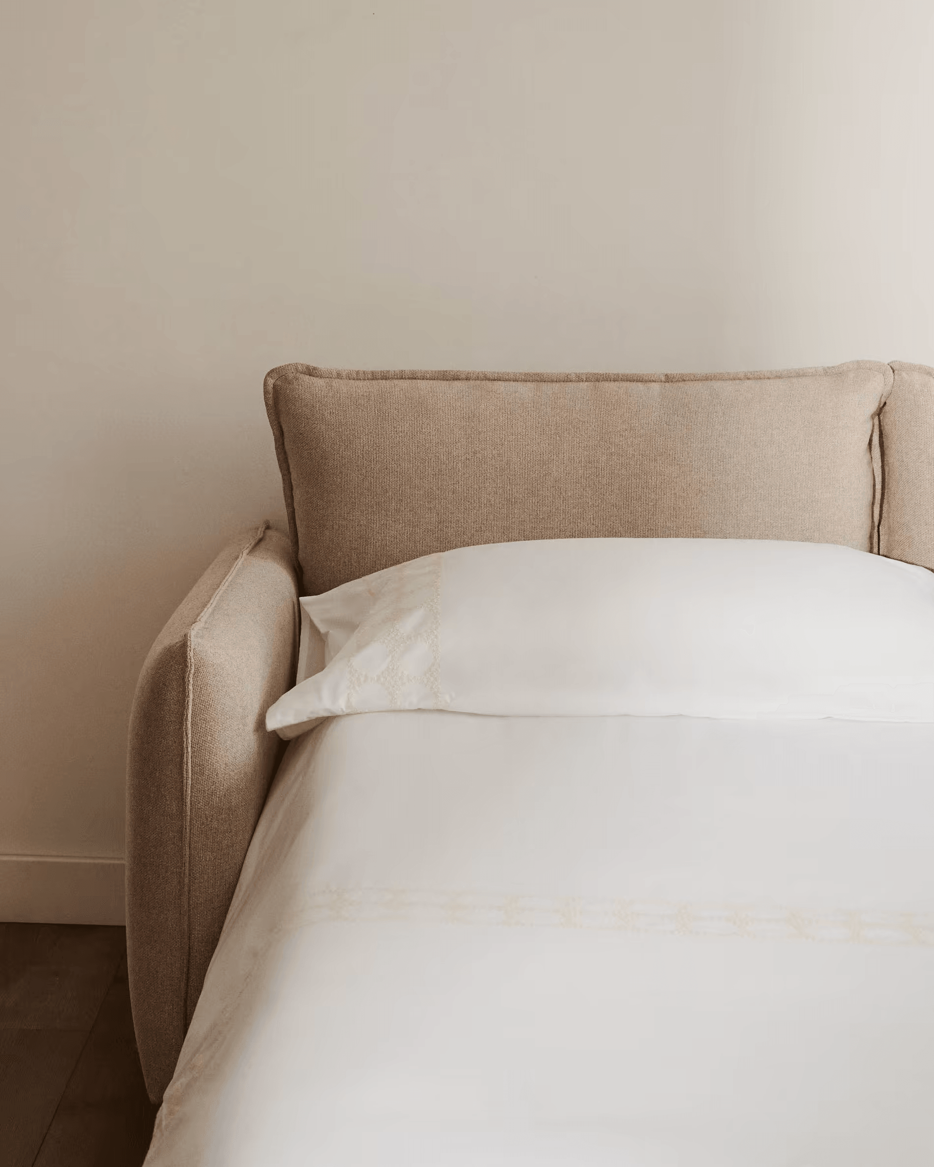 Sofa 2-osobowa z funkcją spania CARLOTA beżowy La Forma Eye on Design