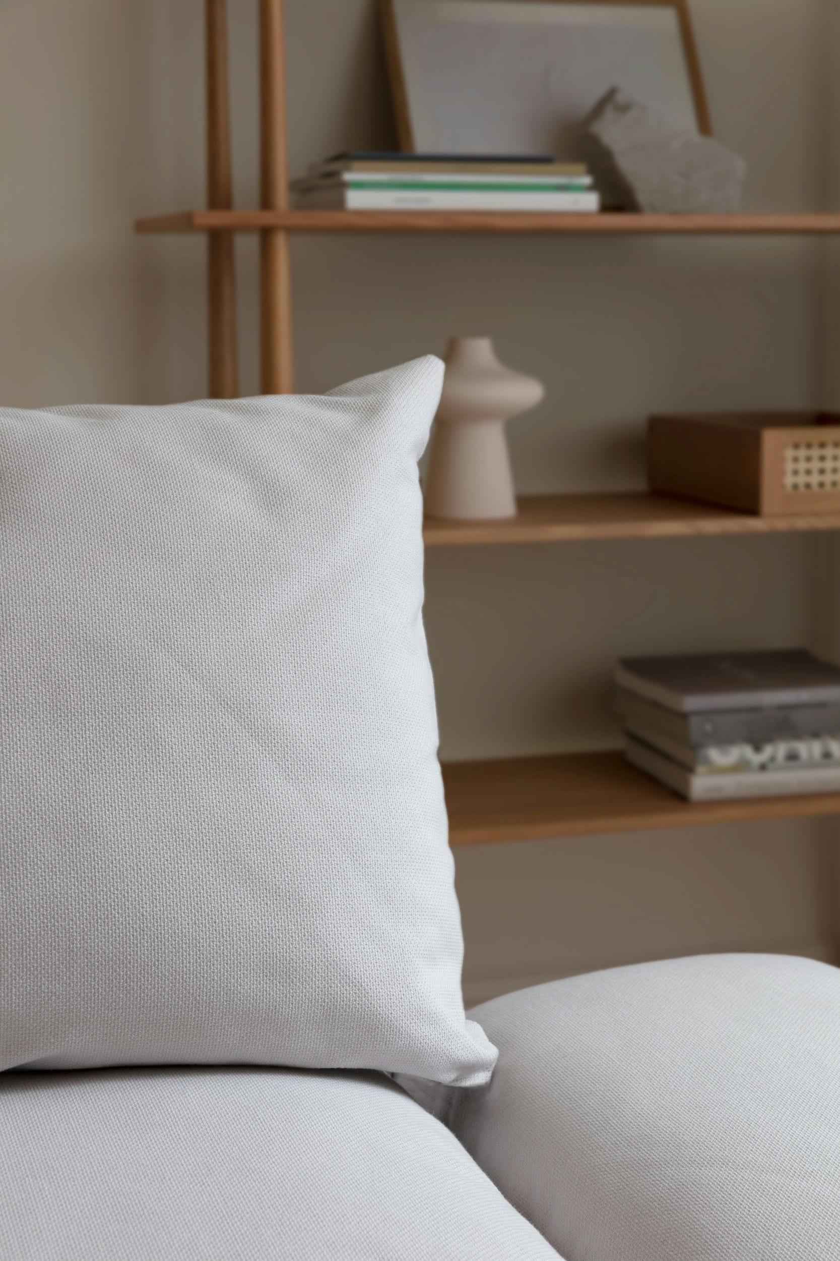 Sofa 3-osobowa LOUNGE AROUND baby blue z dębem UMAGE Eye on Design