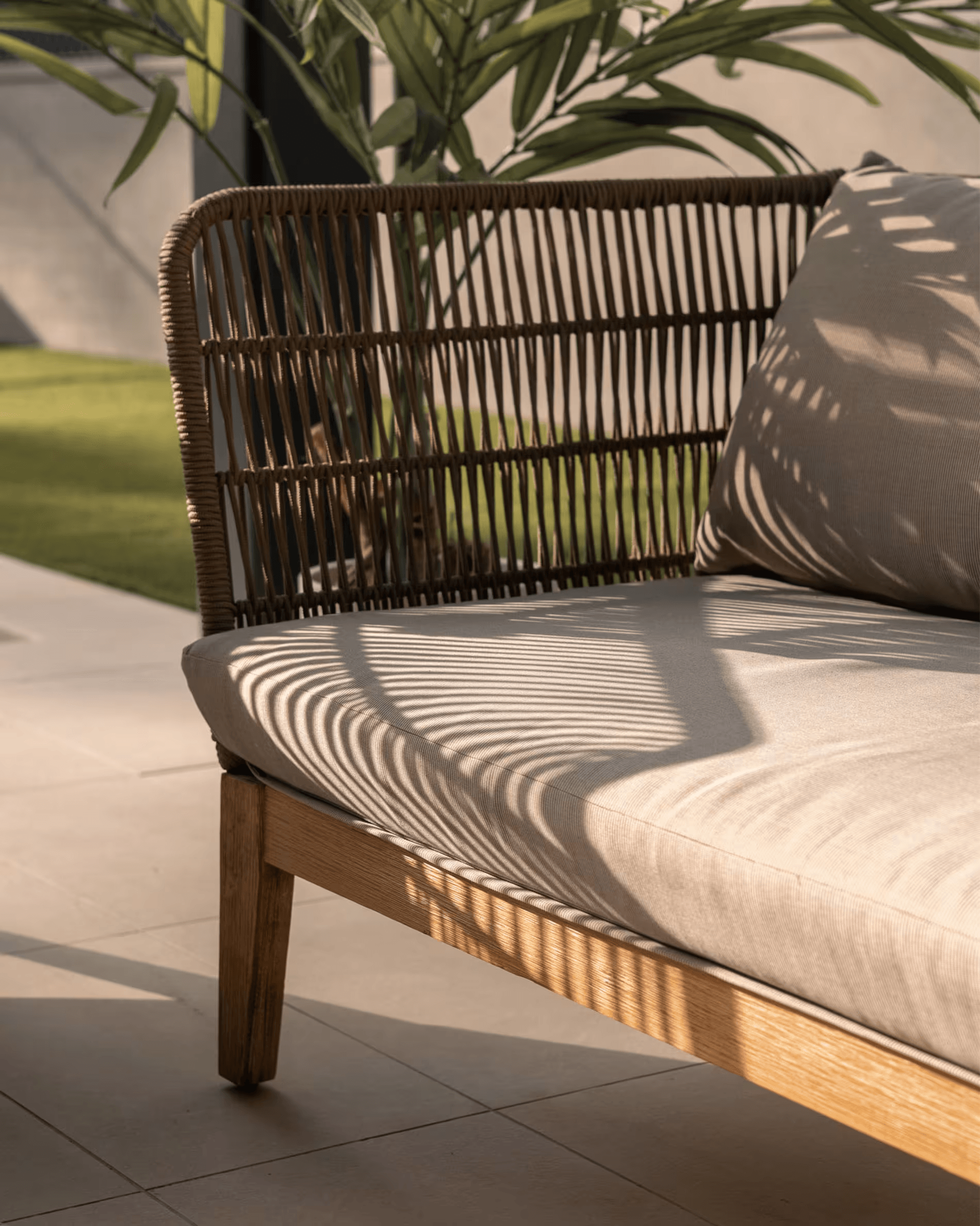 Sofa 3-osobowa zewnętrzna BELLENY lite drewno akacjowe La Forma Eye on Design