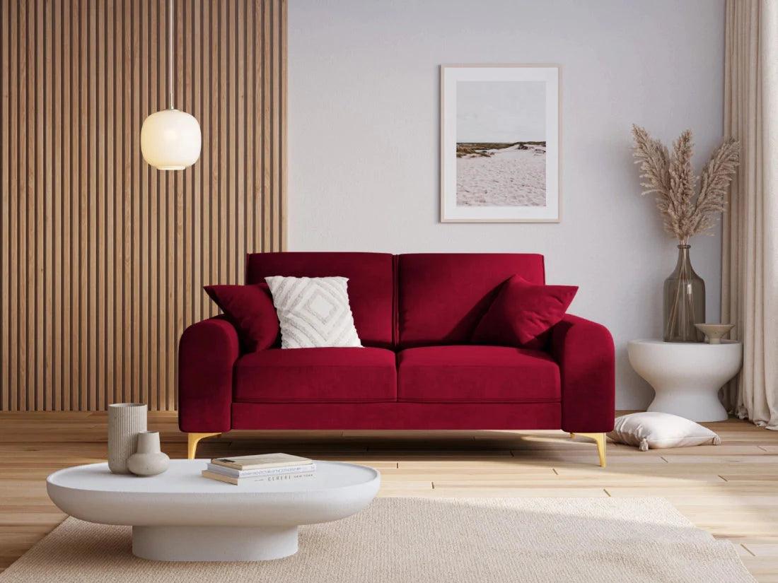 Sofa aksamitna 2-osobowa MADARA czerwony ze złotą podstawą Mazzini Sofas Eye on Design