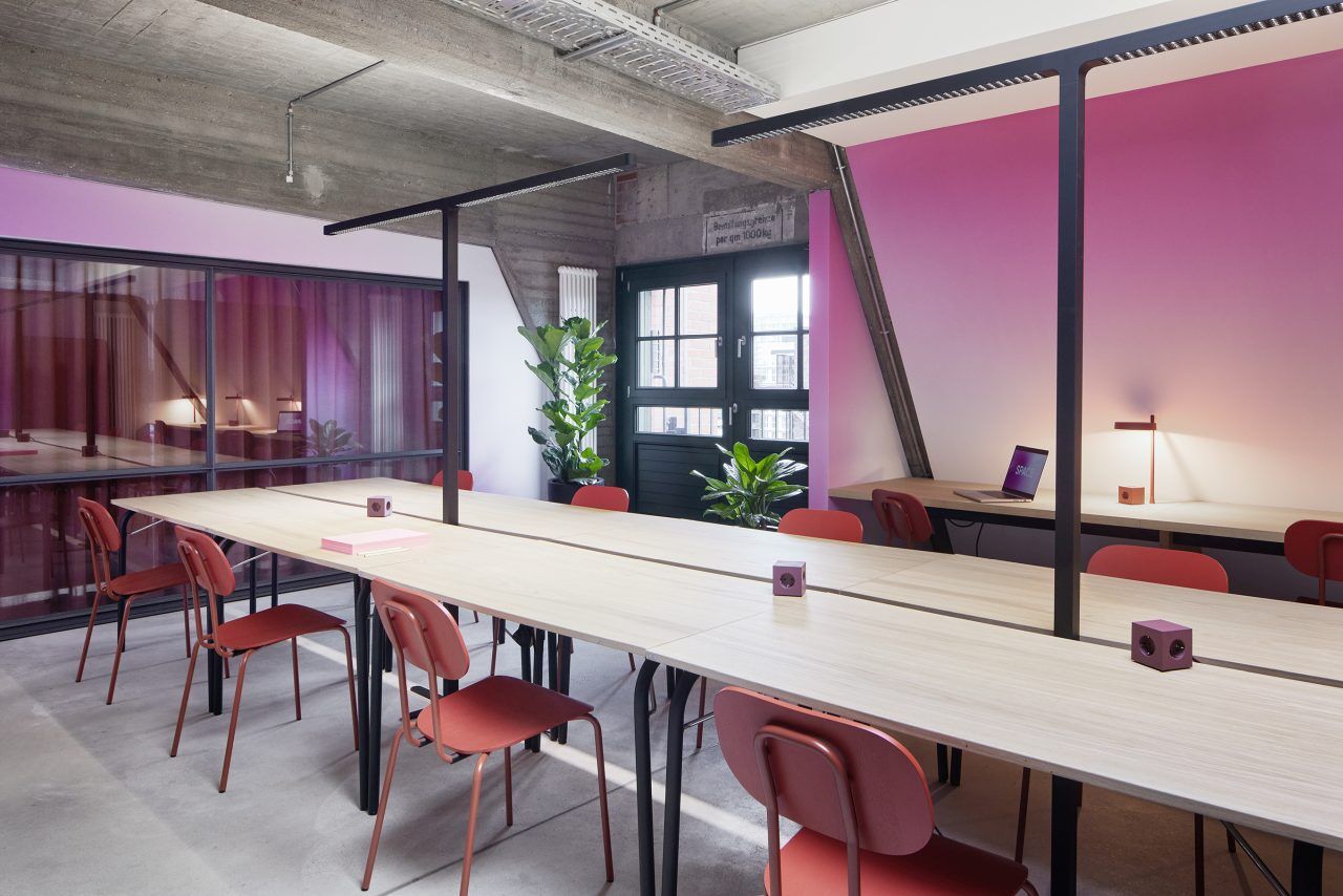 Neuer Schulstuhl für dunkle grüne Basis