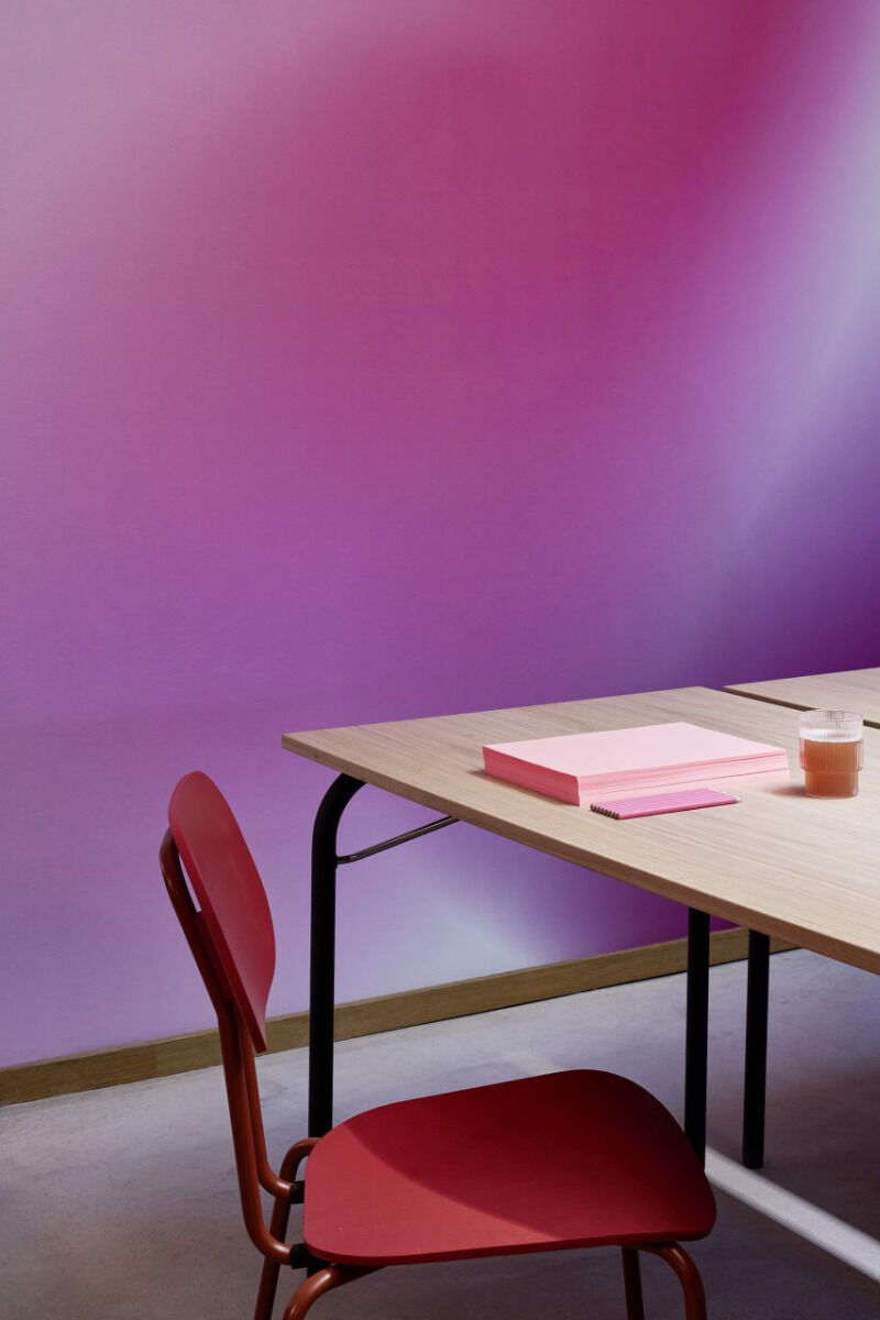 Stoel NEW SCHOOL met een baksteenkleurige basis