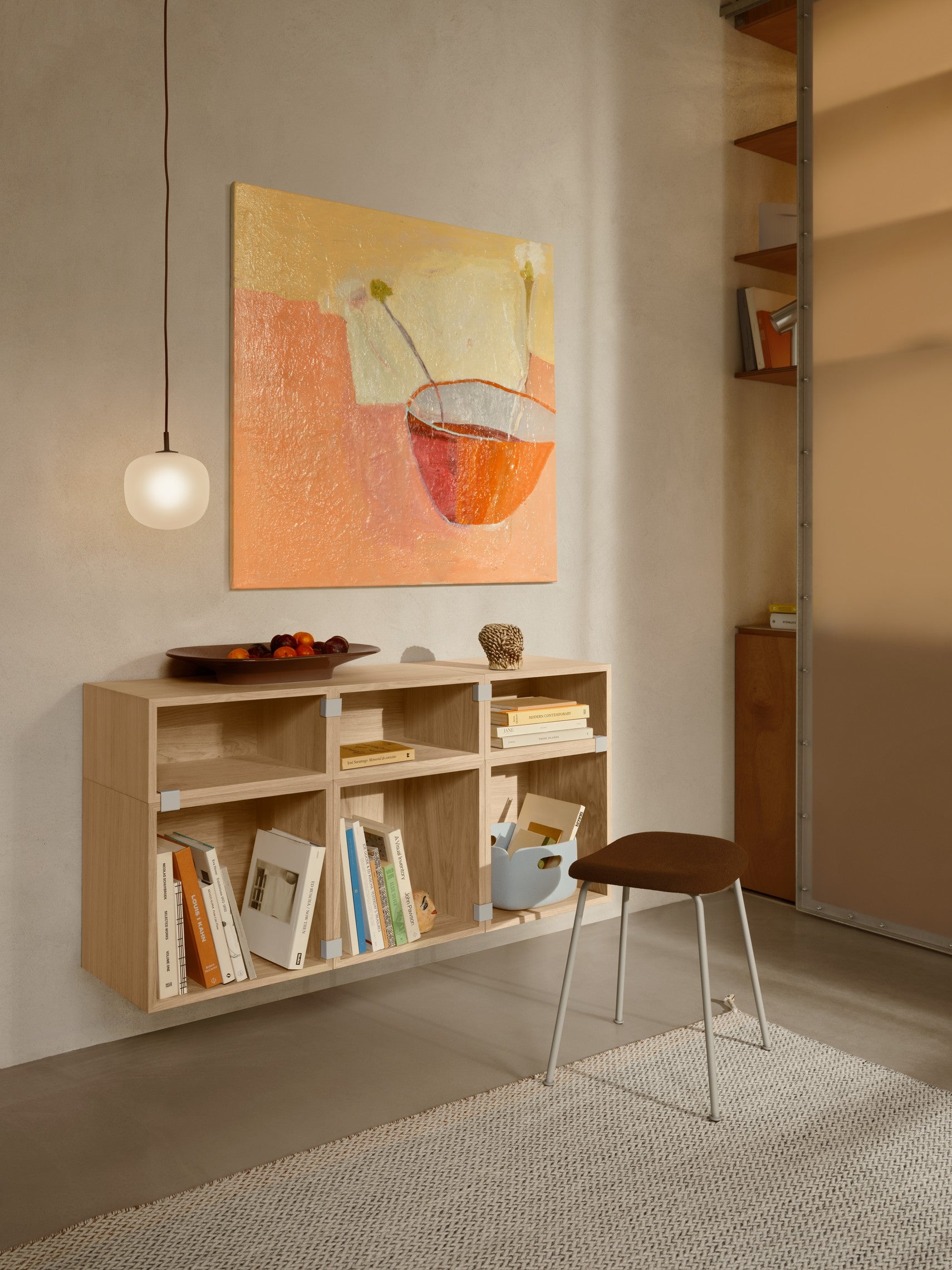 Personalisierbarer FIBER Hocker mit gepolsterter Sitzfläche und Holzgestell