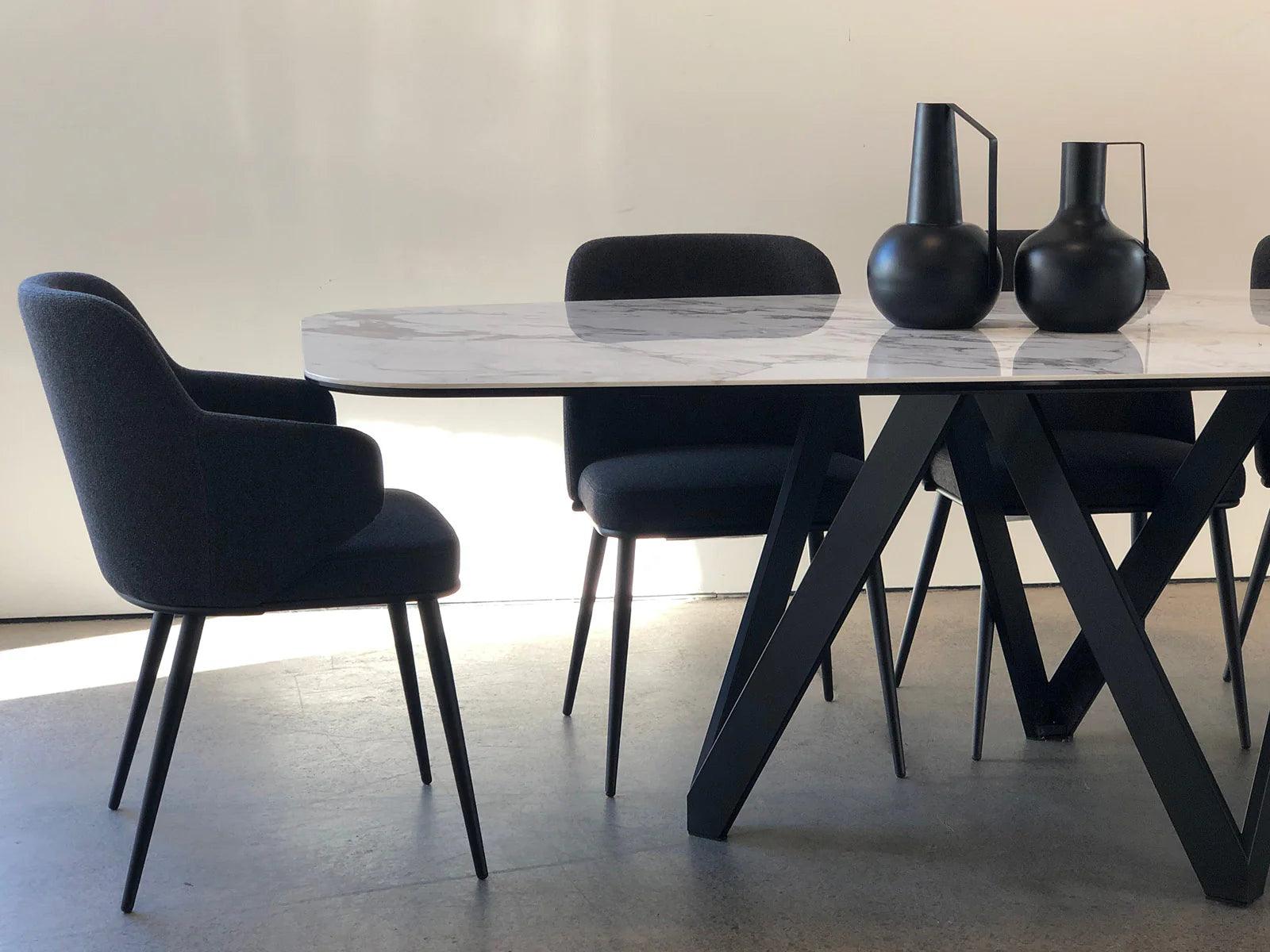 Stół CARTESIO piaskowy marmur z drewnianą podstawą Calligaris Eye on Design