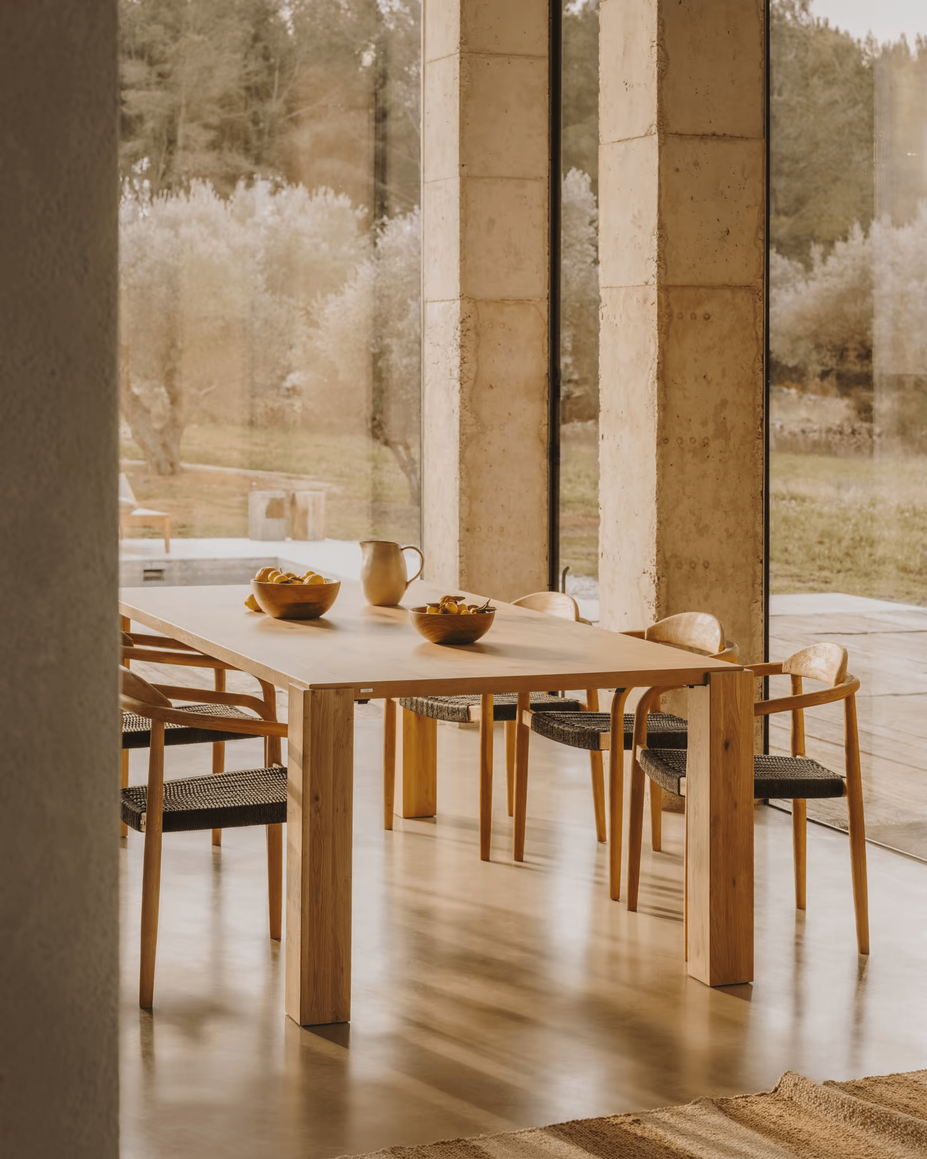 Stół DEYANIRA drewno dębowe La Forma Eye on Design