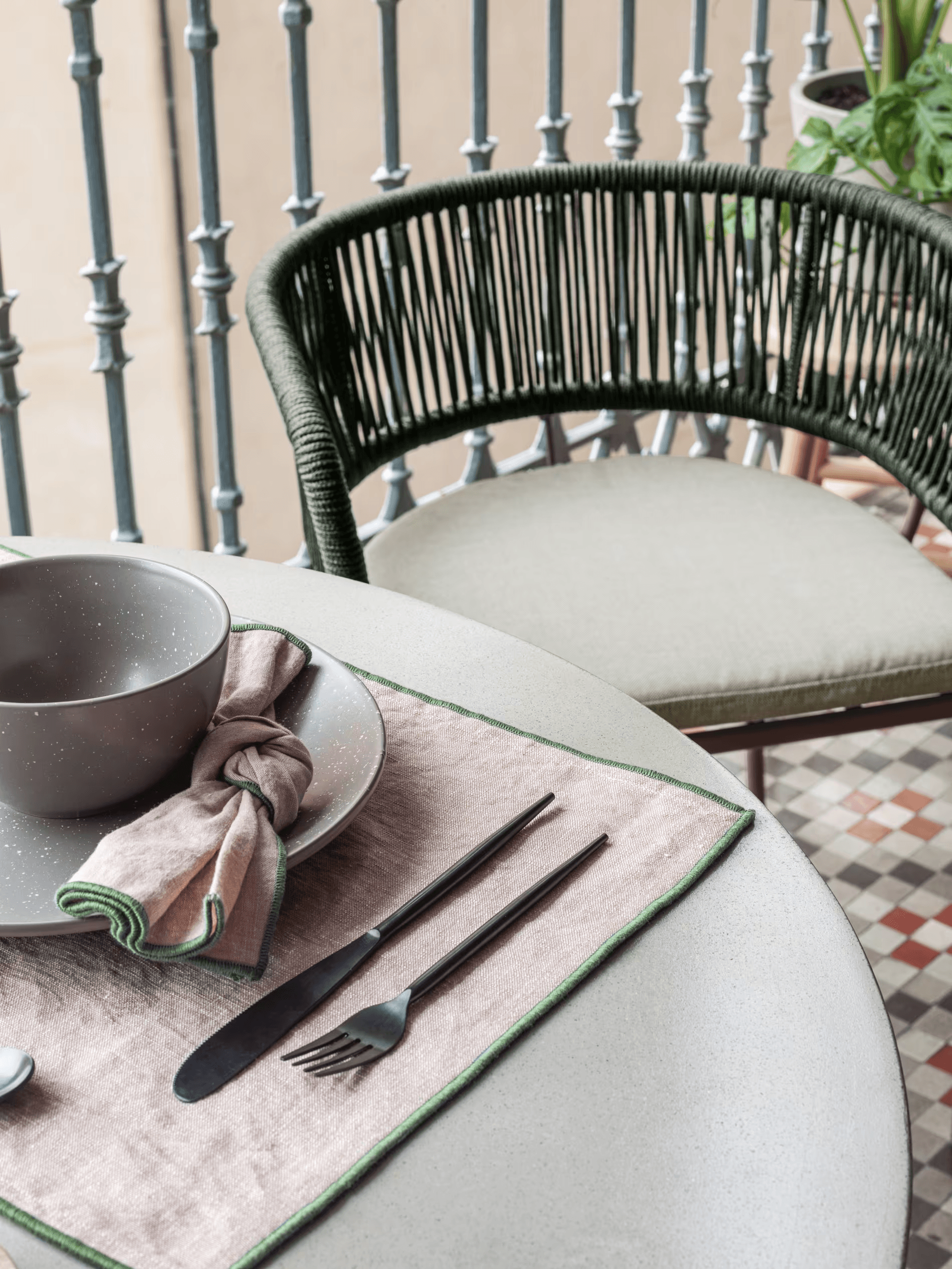 Stół ogrodowy ITAI szary cement La Forma Eye on Design