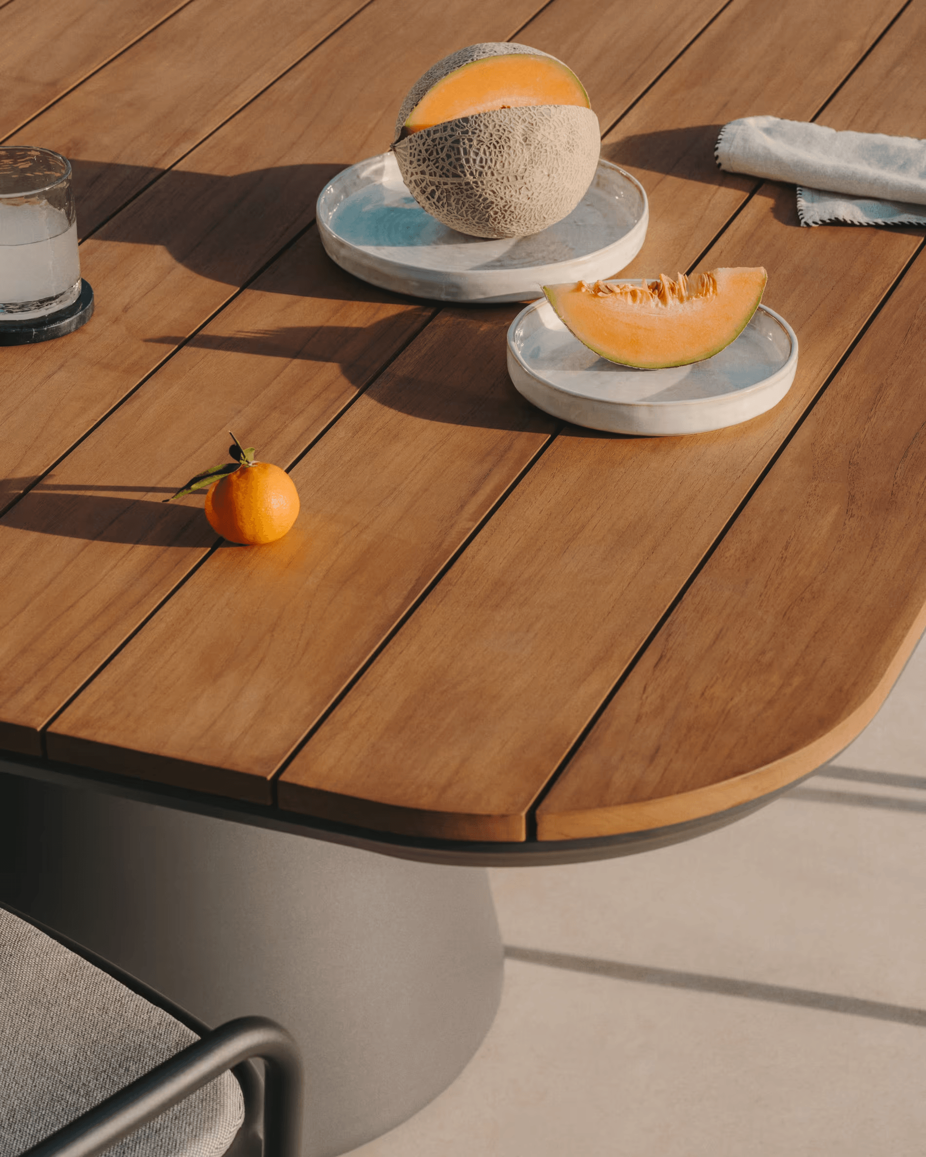 Stół ogrodowy TUDOS szary z drewnianym blatem La Forma Eye on Design