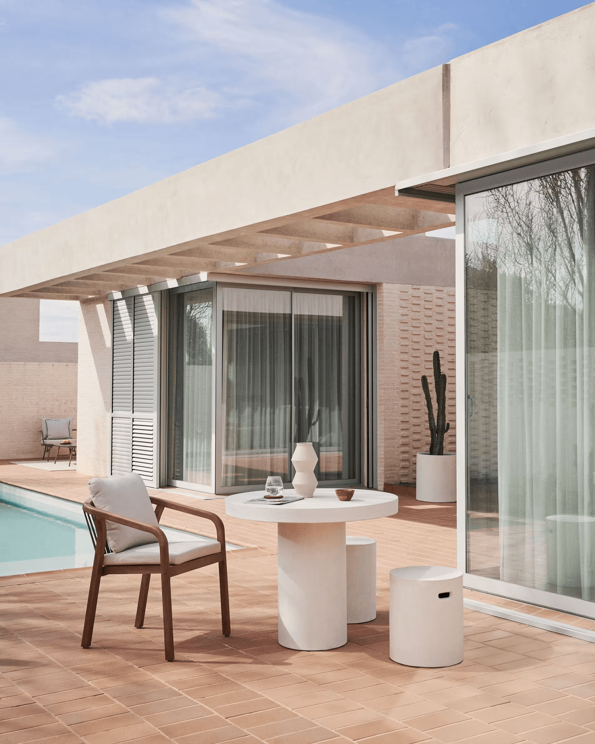 Stół okrągły AIGUABLAVA biały cement La Forma Eye on Design