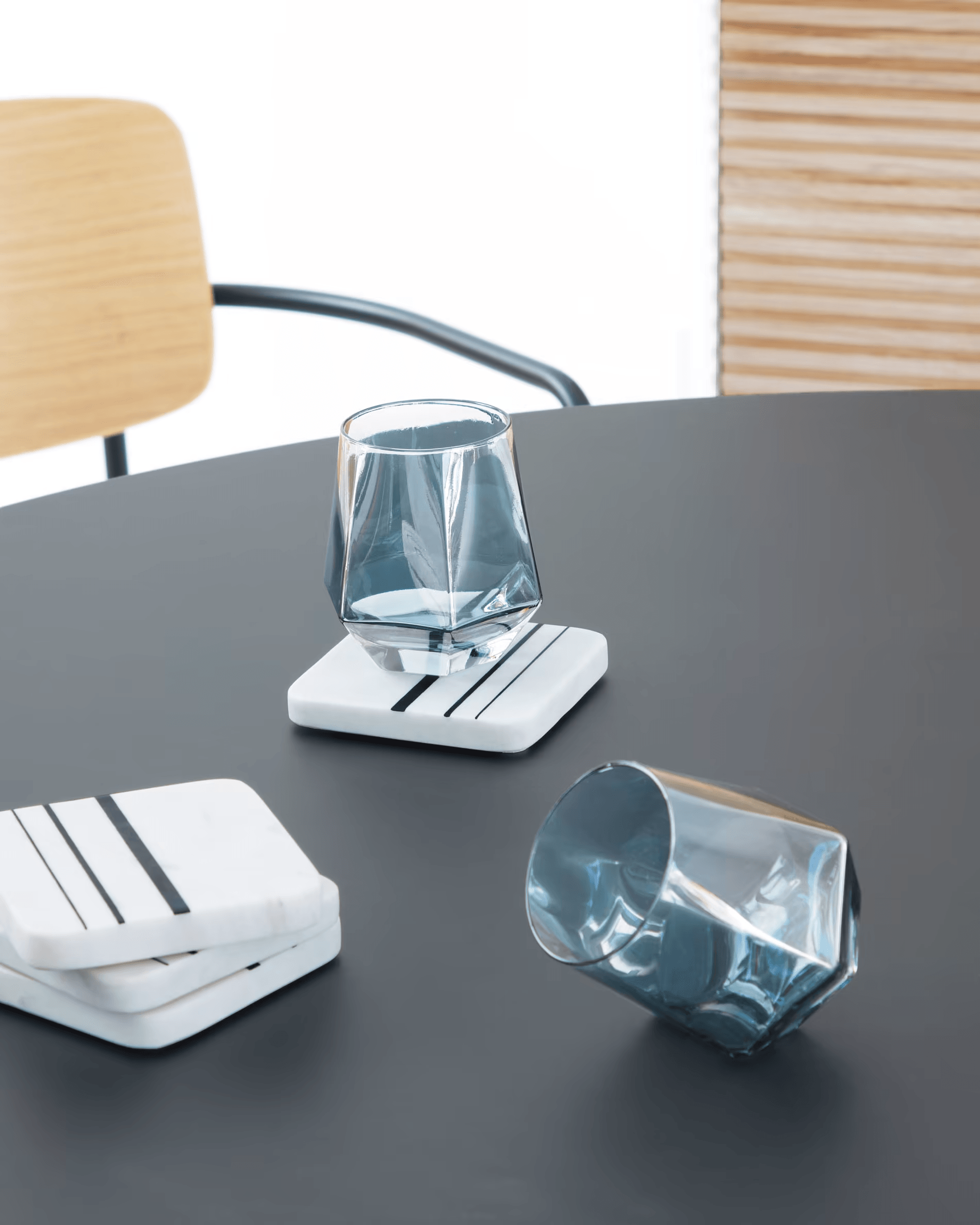 Stół okrągły NIUT czarny La Forma Eye on Design