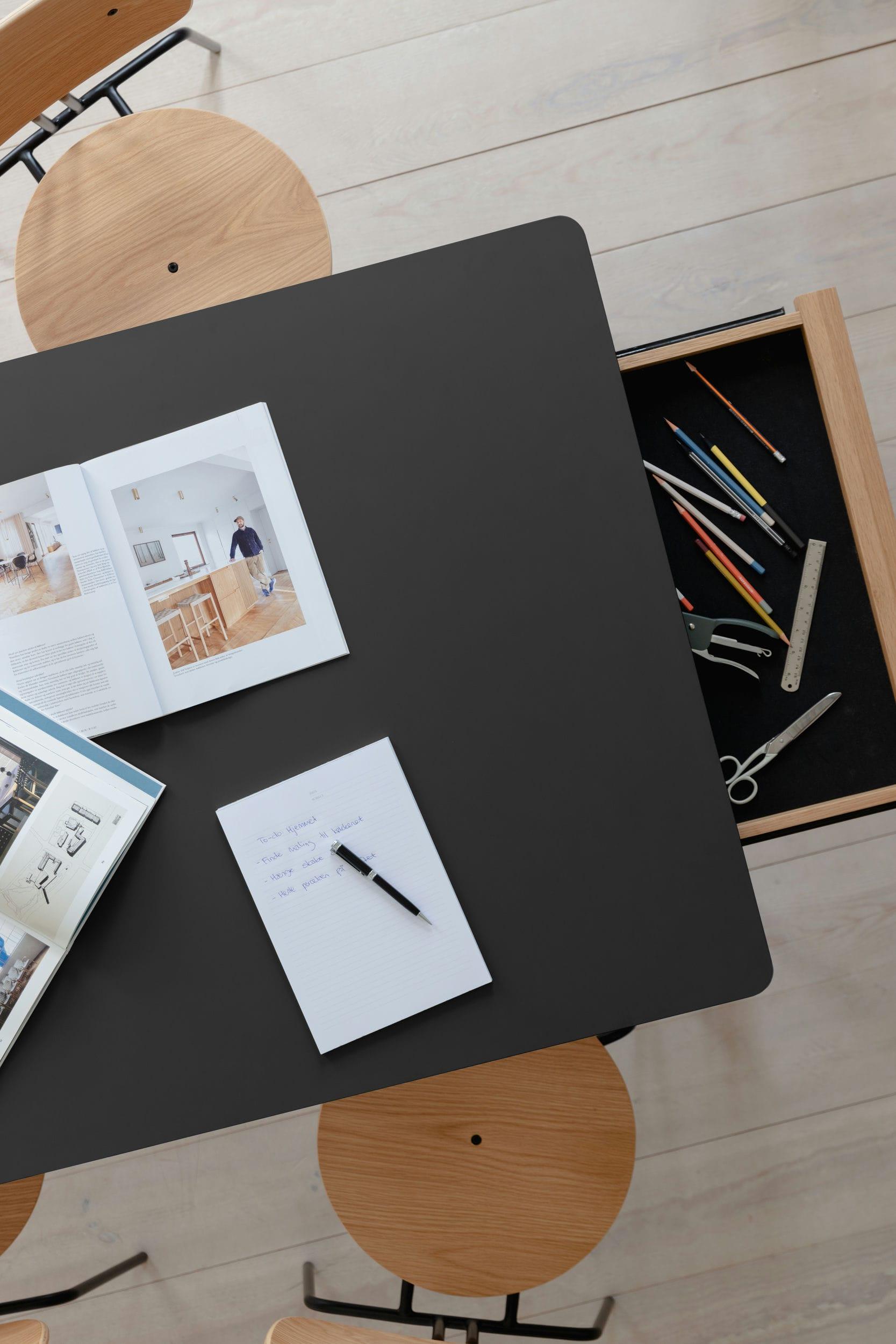 Stół rozkładany HEART'N'SOUL dębowy z czarnym blatem UMAGE Eye on Design