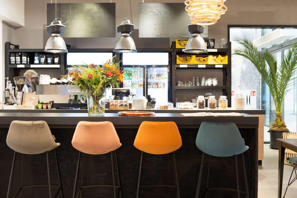 Stołek barowy FRANKY 80 niebieski Dutchbone Eye on Design